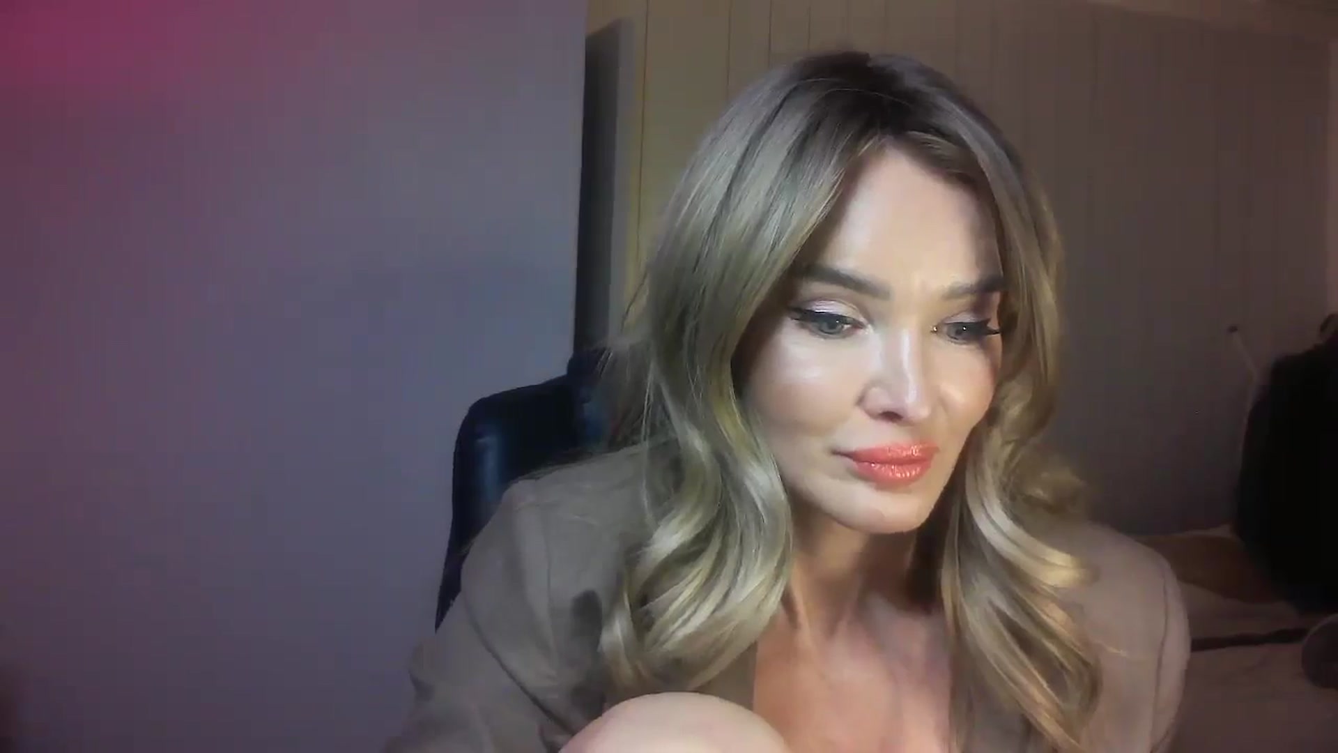 Gallery image thumbnail from Mzmary's myfreecams stream on, 02/10/2025, 24:03 image 15 of 20