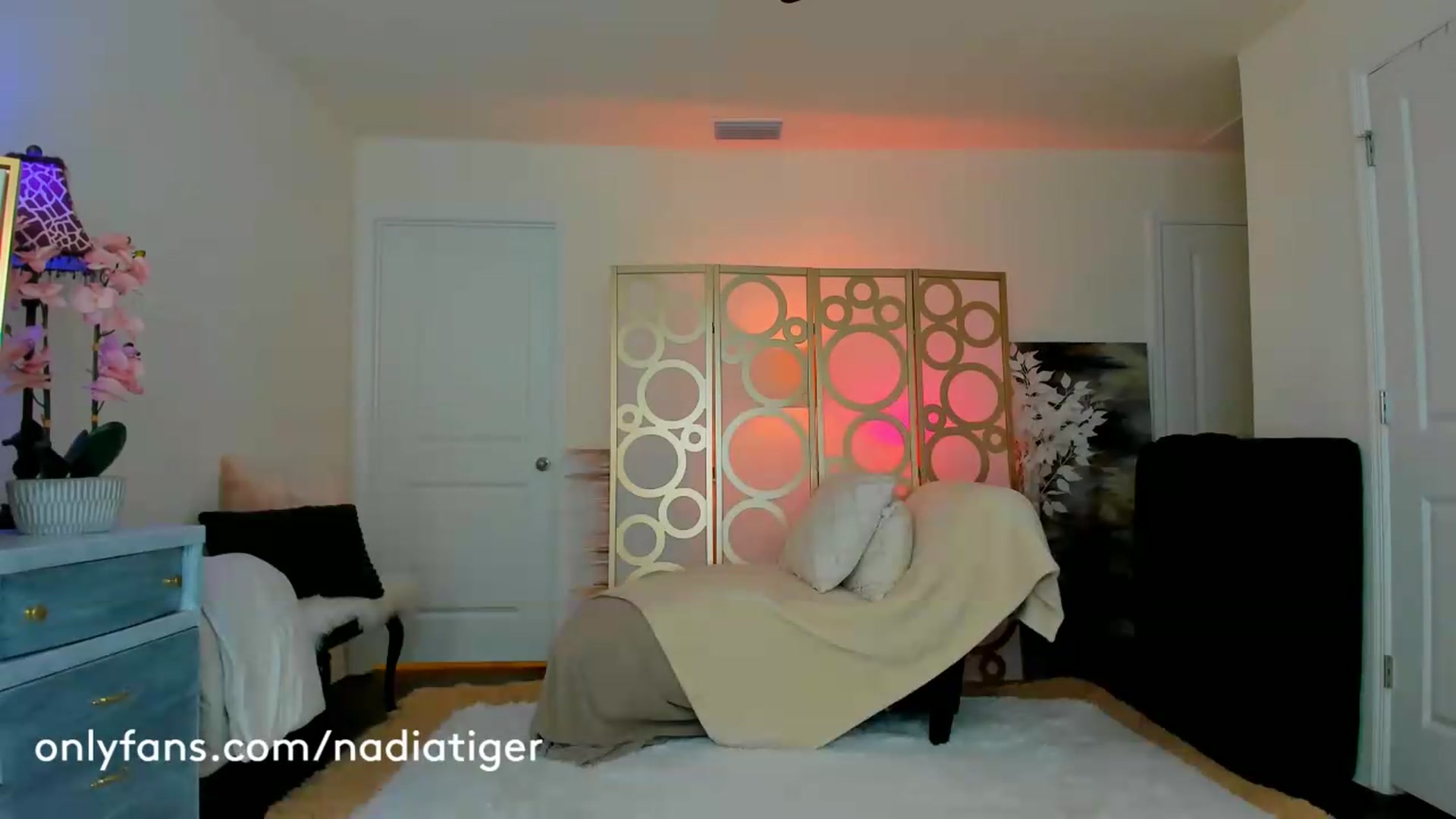 Gallery image thumbnail from NadiaTiger's myfreecams stream on, 05/22/2026, 21:31 image 16 of 20