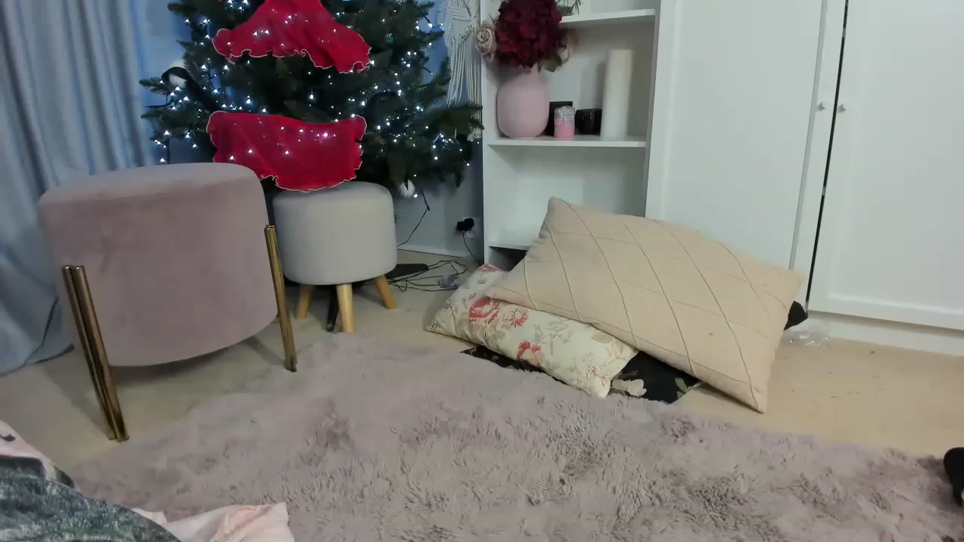 Gallery image thumbnail from Nadyasoft's myfreecams stream on, 12/12/2022, 21:21 image 13 of 20