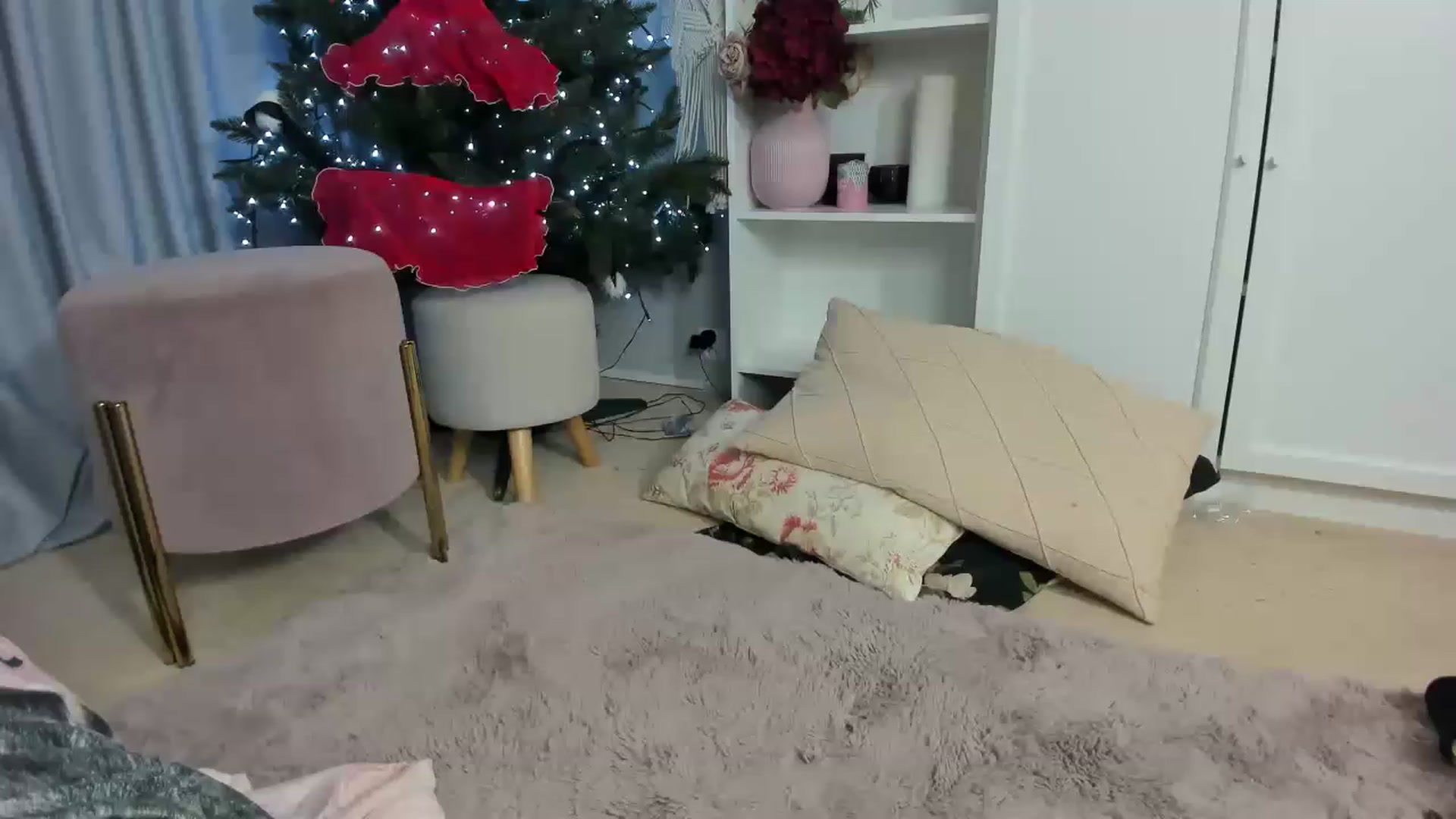 Gallery image thumbnail from Nadyasoft's myfreecams stream on, 12/12/2022, 21:21 image 14 of 20