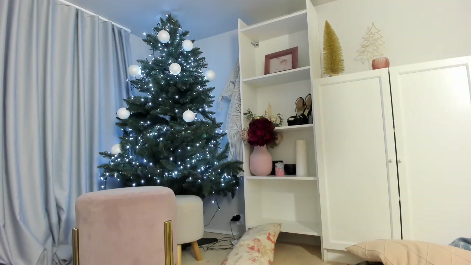 Gallery image thumbnail from Nadyasoft's myfreecams stream on, 12/16/2022, 18:02 image 10 of 20