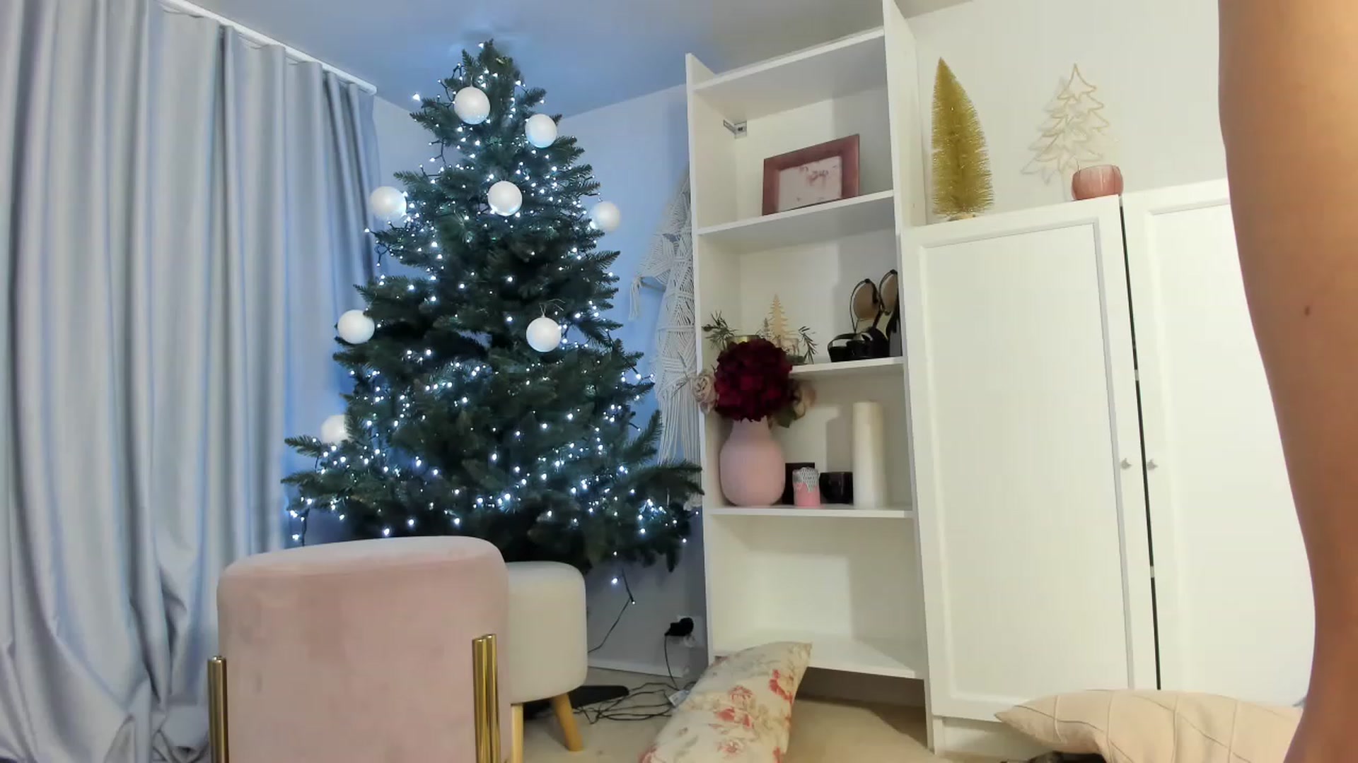 Gallery image thumbnail from Nadyasoft's myfreecams stream on, 12/16/2022, 18:02 image 11 of 20
