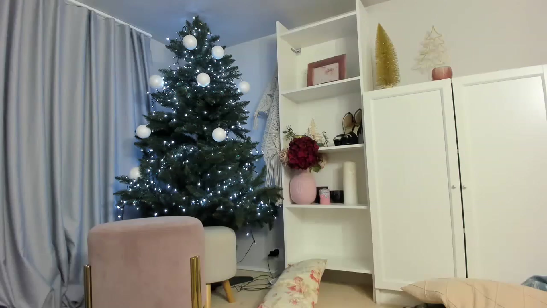 Gallery image thumbnail from Nadyasoft's myfreecams stream on, 12/16/2022, 18:02 image 8 of 20