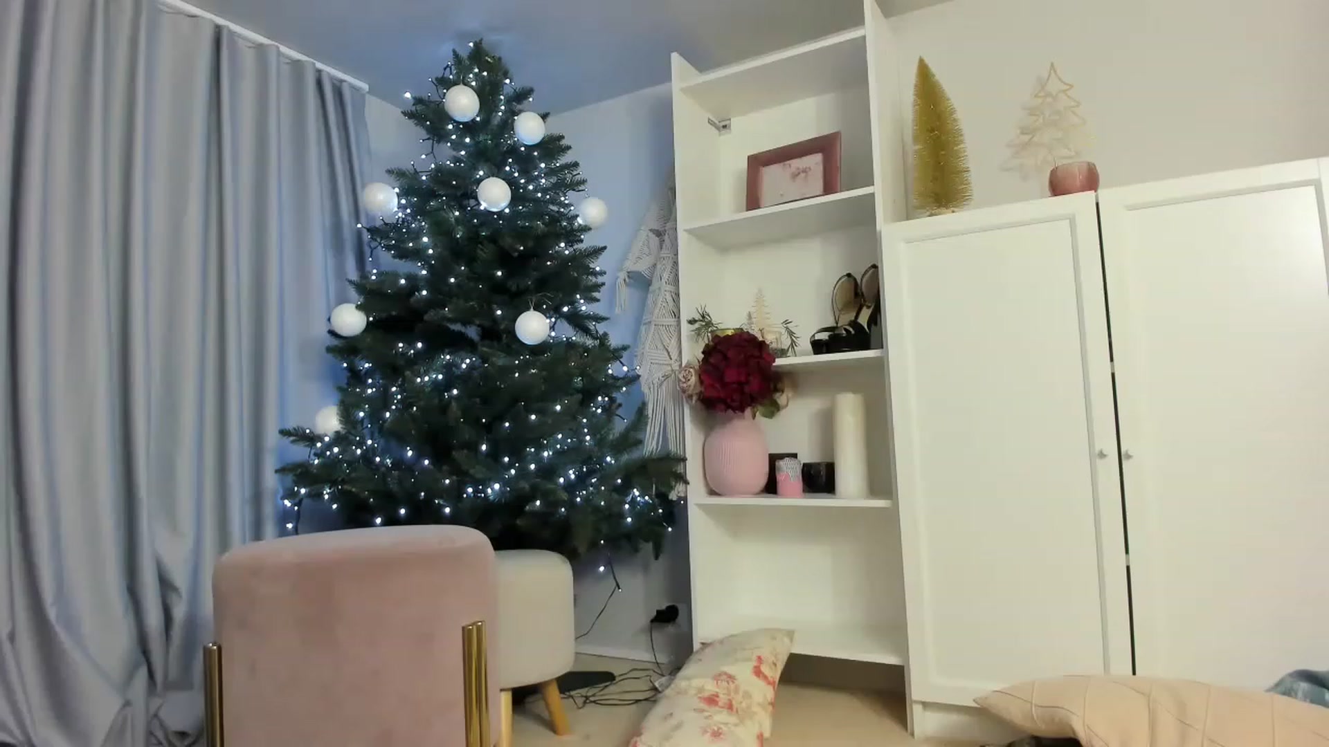 Gallery image thumbnail from Nadyasoft's myfreecams stream on, 12/16/2022, 18:02 image 12 of 20
