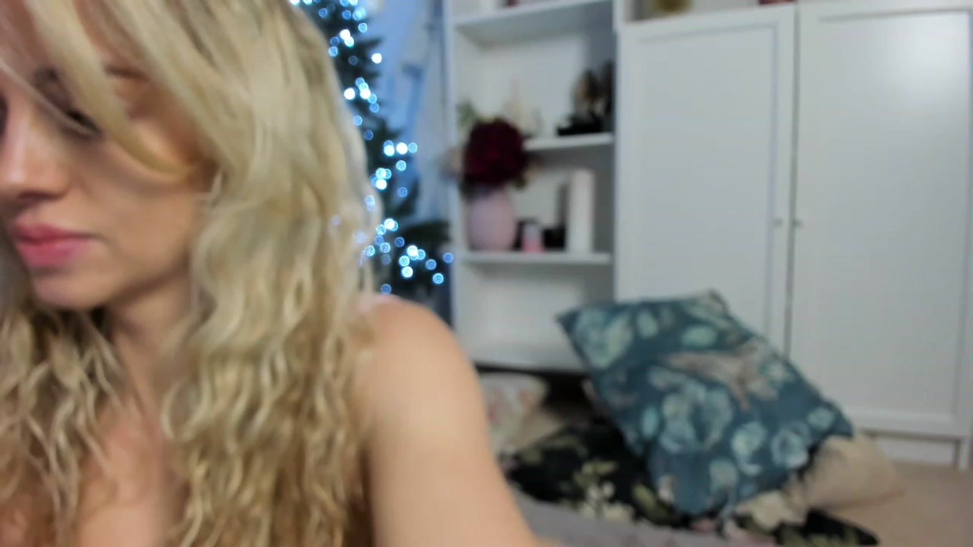 Gallery image thumbnail from Nadyasoft's myfreecams stream on, 12/18/2022, 17:03 image 9 of 20