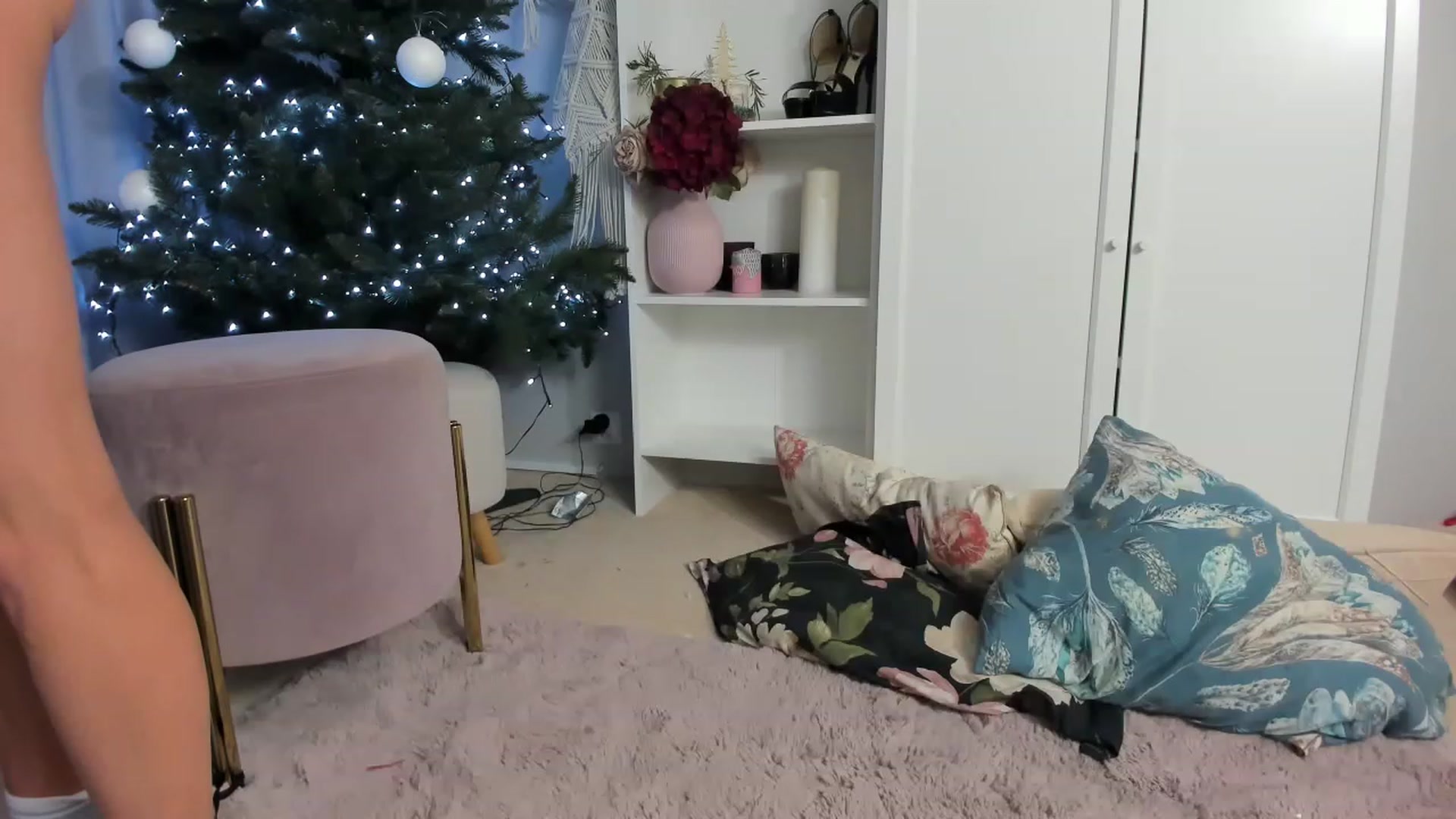Gallery image thumbnail from Nadyasoft's myfreecams stream on, 12/28/2022, 17:44 image 15 of 20