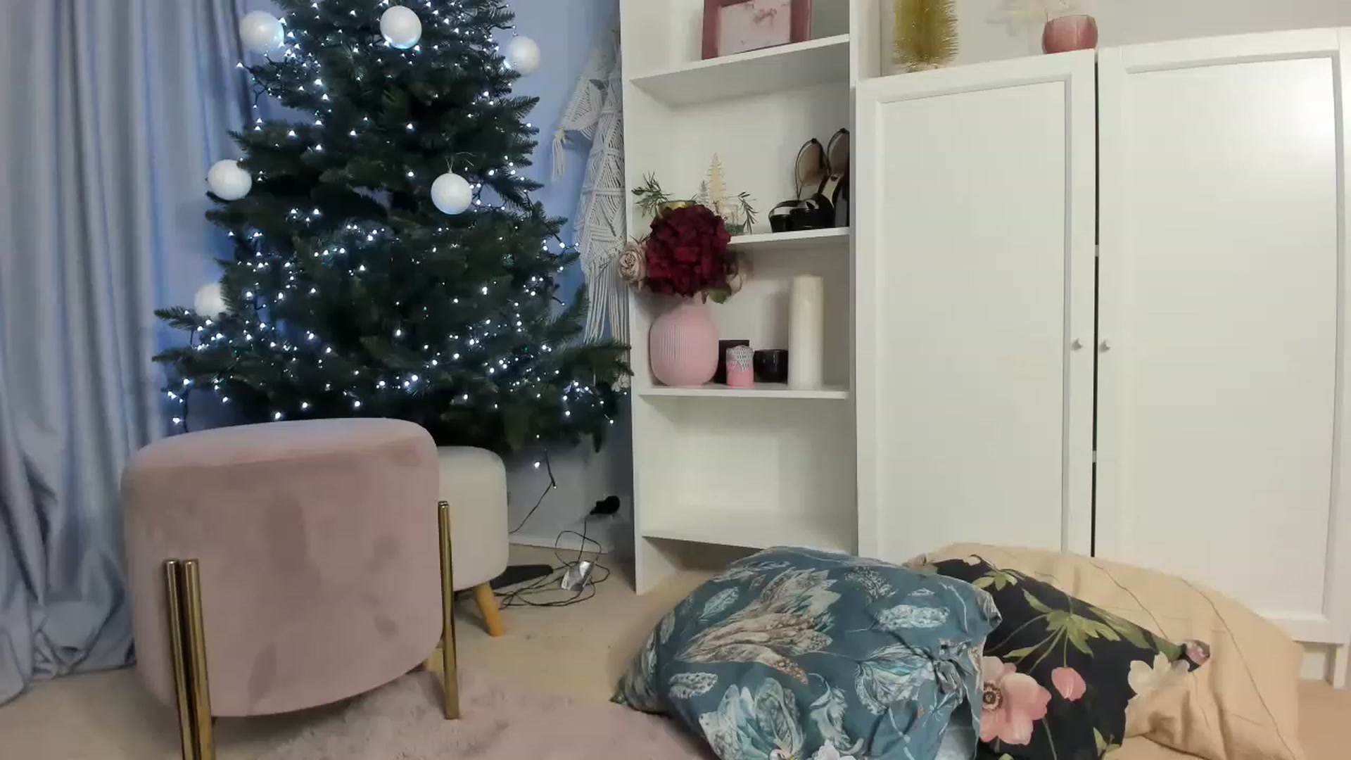 Gallery image thumbnail from Nadyasoft's myfreecams stream on, 12/29/2022, 18:53 image 12 of 20