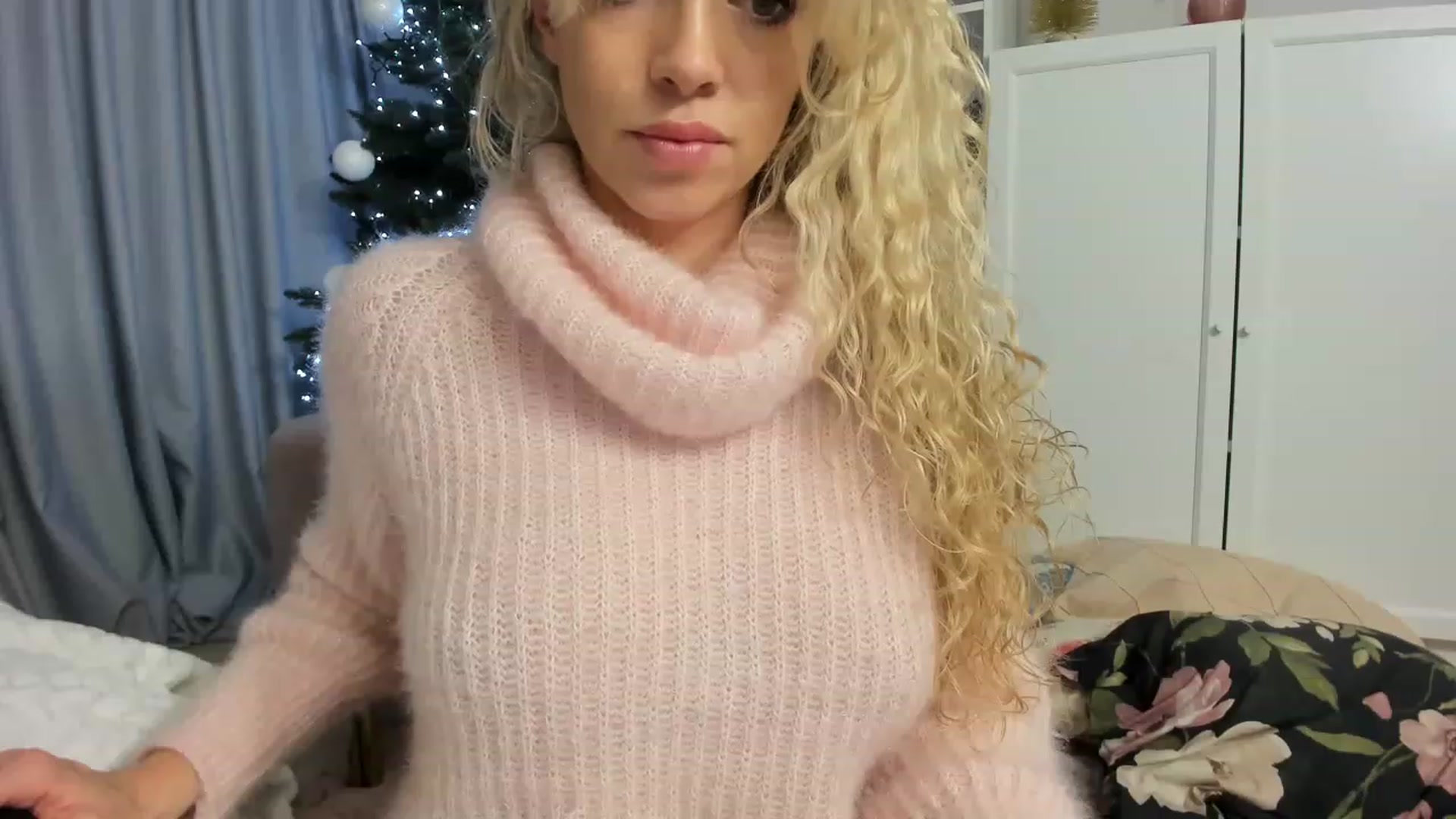 Gallery image thumbnail from Nadyasoft's myfreecams stream on, 12/30/2022, 17:09 image 6 of 20
