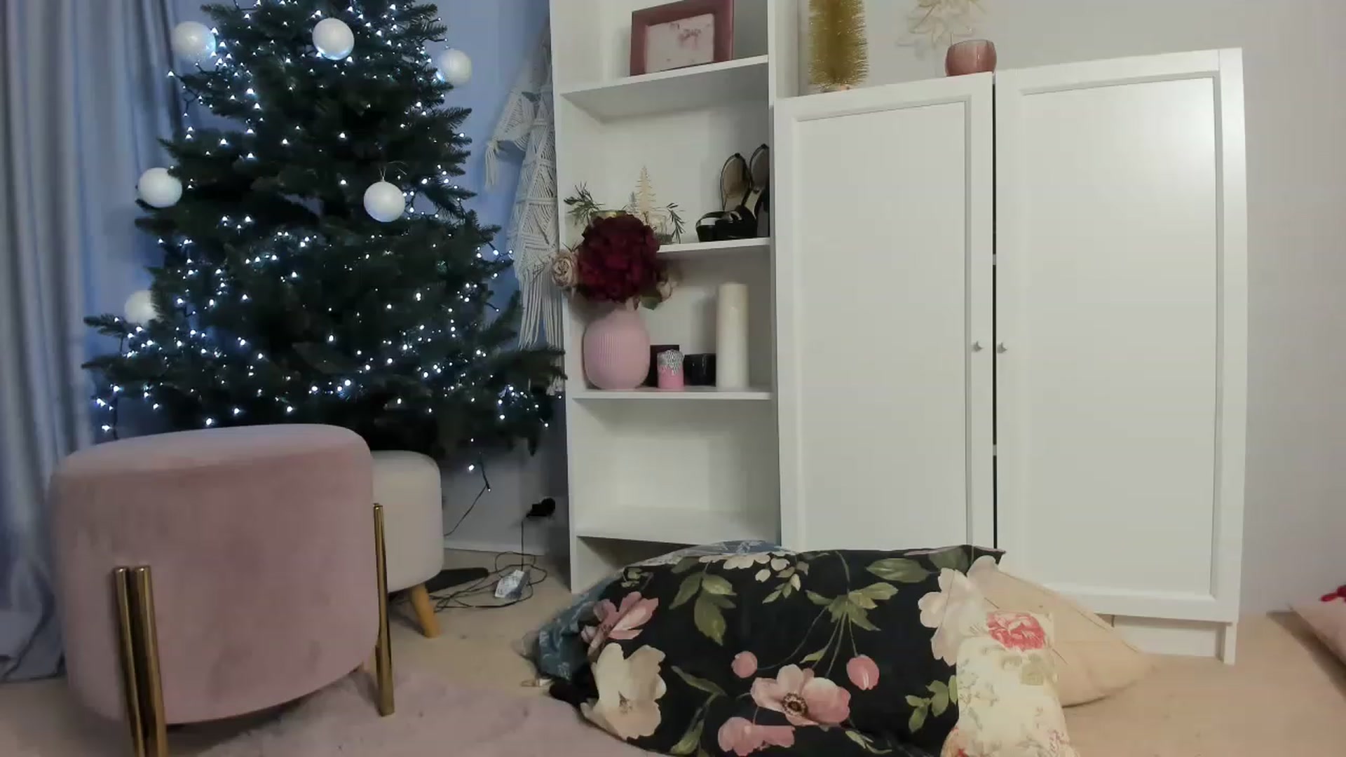 Gallery image thumbnail from Nadyasoft's myfreecams stream on, 12/30/2022, 18:17 image 6 of 20