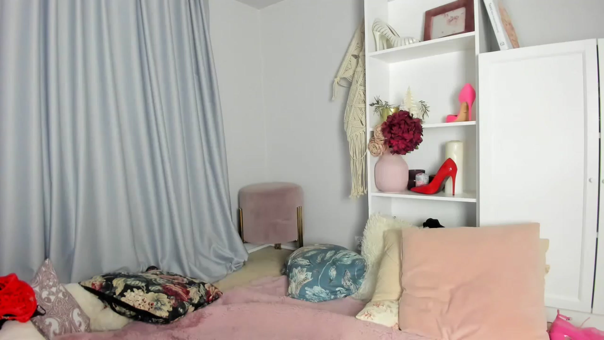 Gallery image thumbnail from Nadyasoft's myfreecams stream on, 03/17/2023, 19:10 image 14 of 20