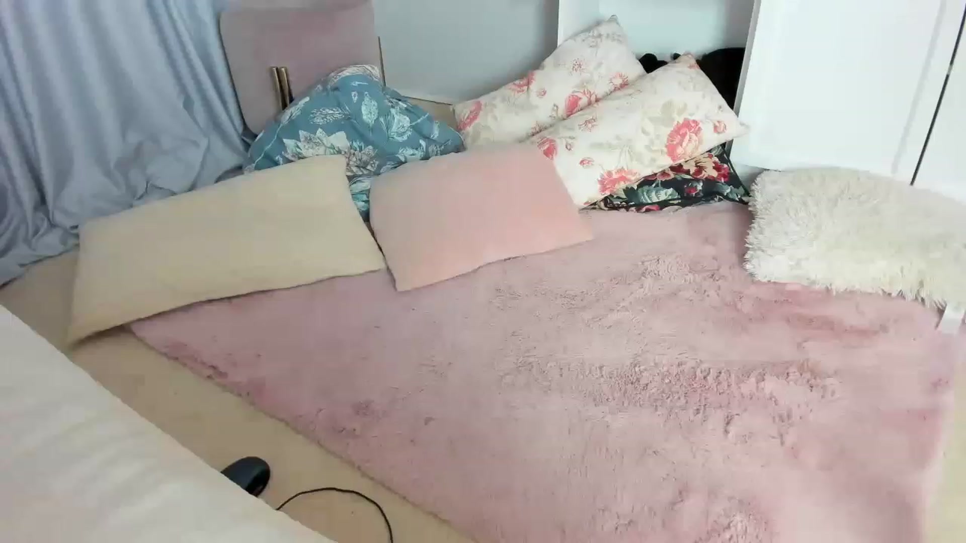 Gallery image thumbnail from Nadyasoft's myfreecams stream on, 03/27/2023, 13:43 image 16 of 20