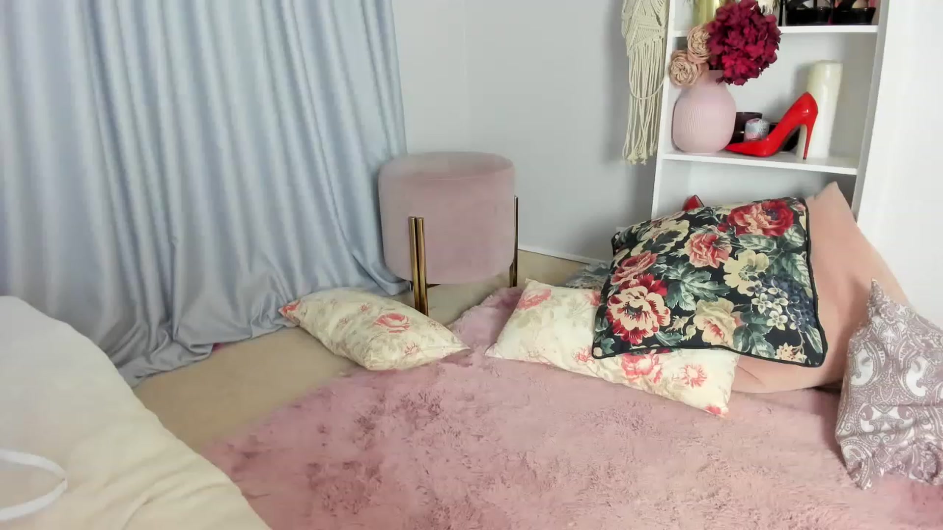Gallery image thumbnail from Nadyasoft's myfreecams stream on, 03/31/2023, 13:43 image 10 of 20