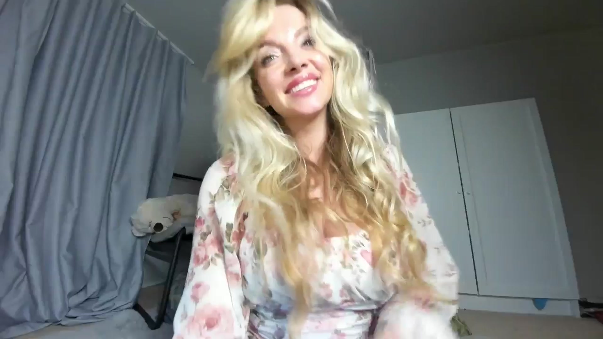 Gallery image thumbnail from Nadyasoft's myfreecams stream on, 08/15/2024, 22:43 image 11 of 20