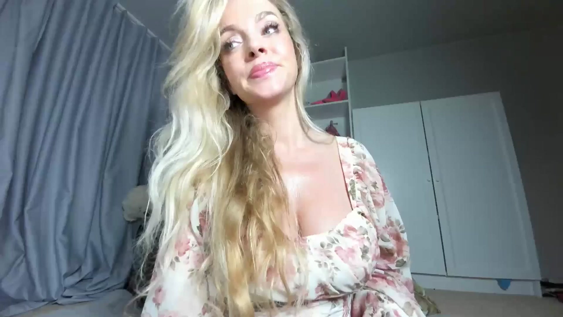 Gallery image thumbnail from Nadyasoft's myfreecams stream on, 08/15/2024, 22:43 image 13 of 20