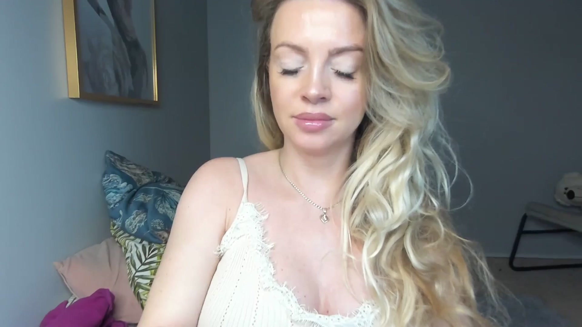 Gallery image thumbnail from Nadyasoft's myfreecams stream on, 01/12/2025, 18:41 image 2 of 20