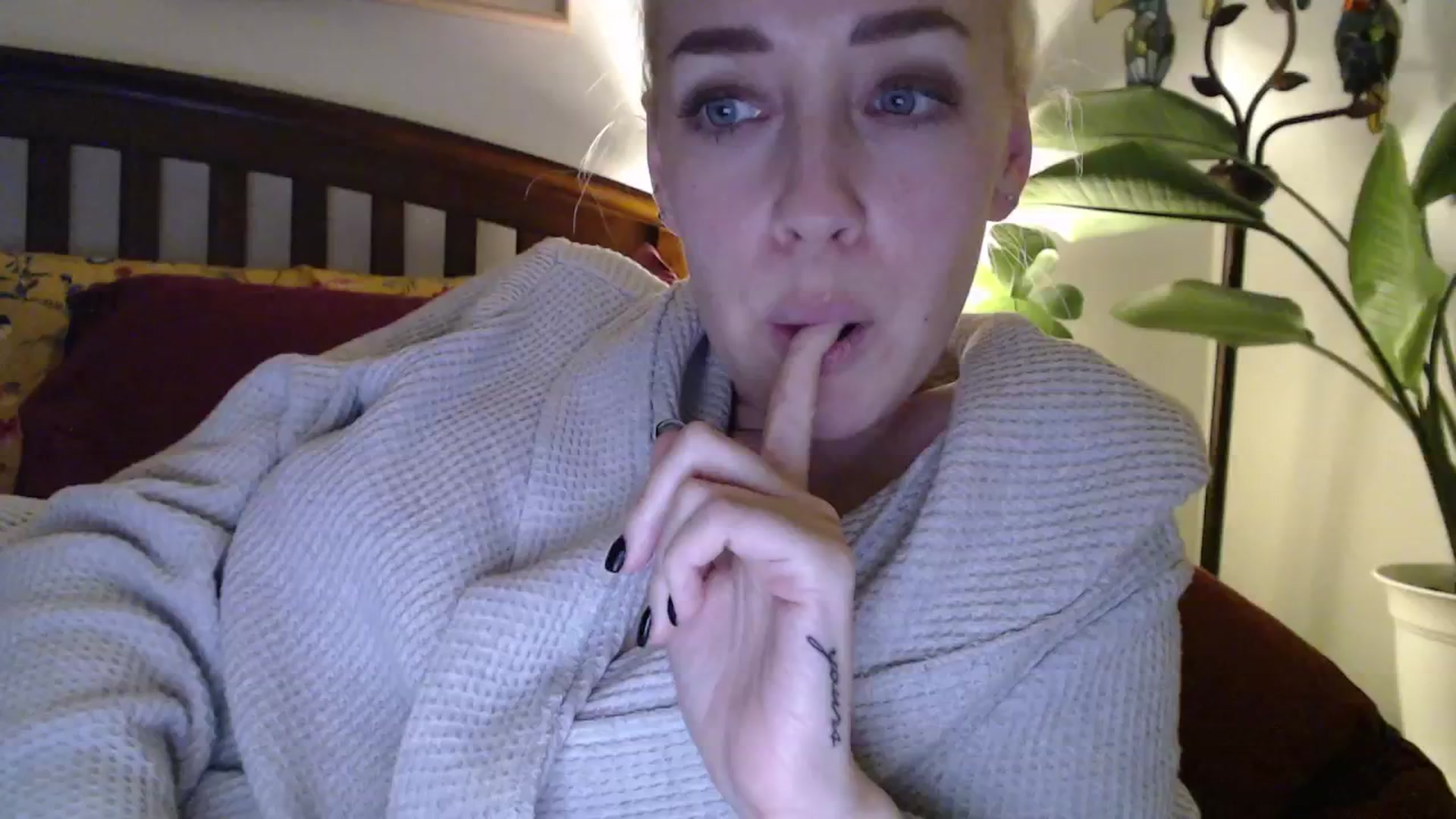 Gallery image thumbnail from NahlaHoney's myfreecams stream on, 10/21/2024, 05:45 image 8 of 20