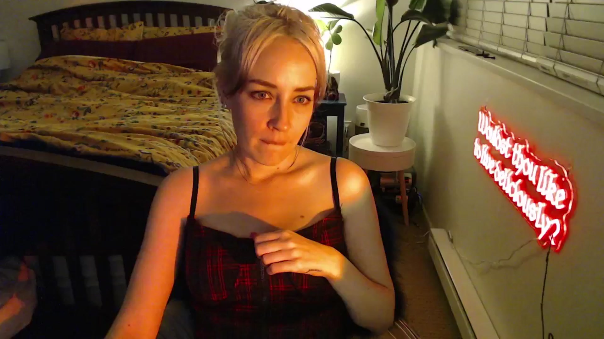 Gallery image thumbnail from NahlaHoney's myfreecams stream on, 12/13/2024, 06:02 image 6 of 20