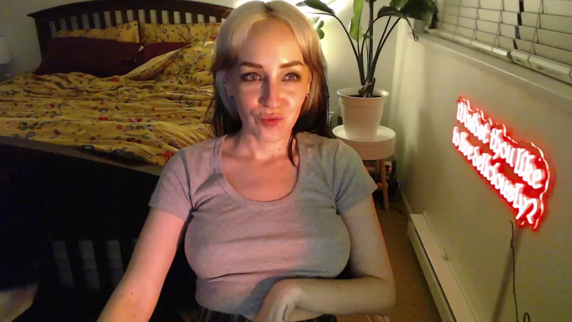 Gallery image thumbnail from NahlaHoney's myfreecams stream on, 12/19/2024, 03:55 image 12 of 20