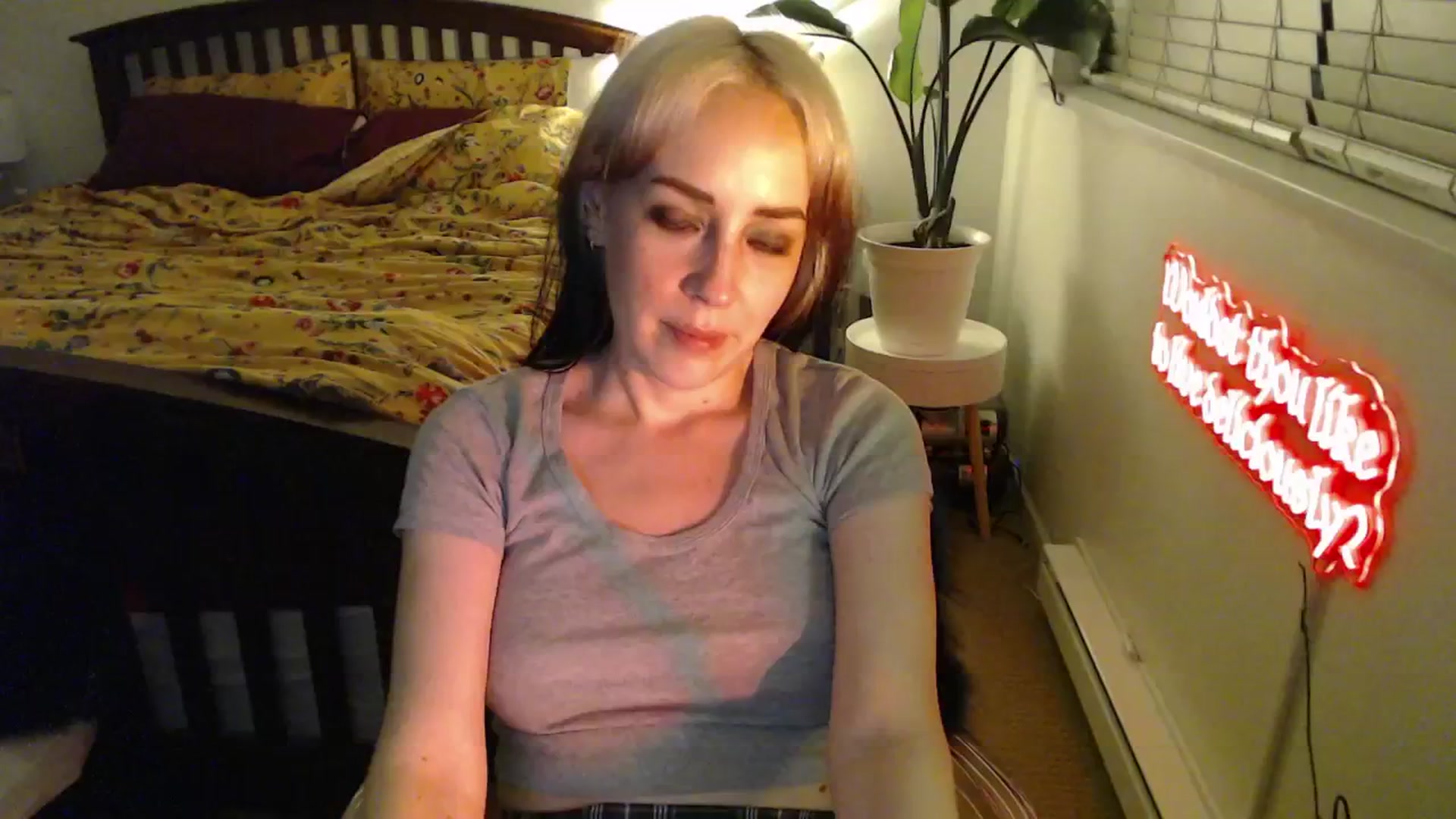 Gallery image thumbnail from NahlaHoney's myfreecams stream on, 12/19/2024, 03:55 image 7 of 20