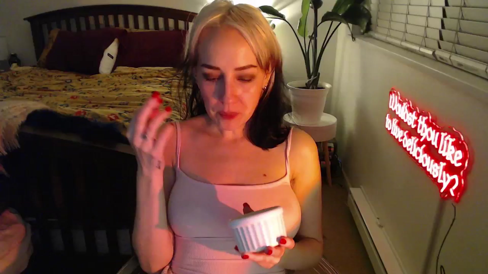 Gallery image thumbnail from NahlaHoney's myfreecams stream on, 12/31/2024, 03:05 image 9 of 20