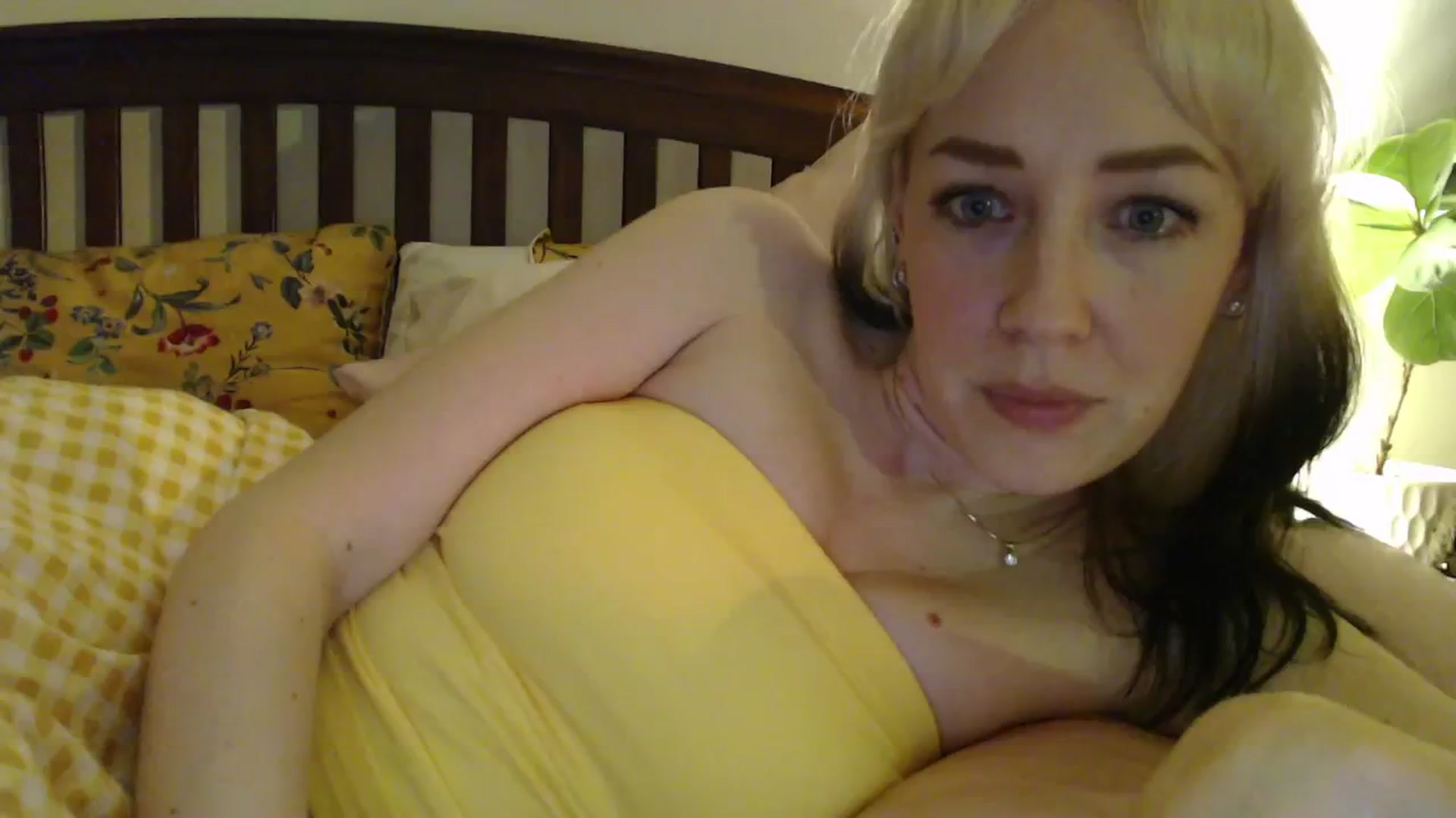 Gallery image thumbnail from NahlaHoney's myfreecams stream on, 04/09/2025, 05:07 image 8 of 20
