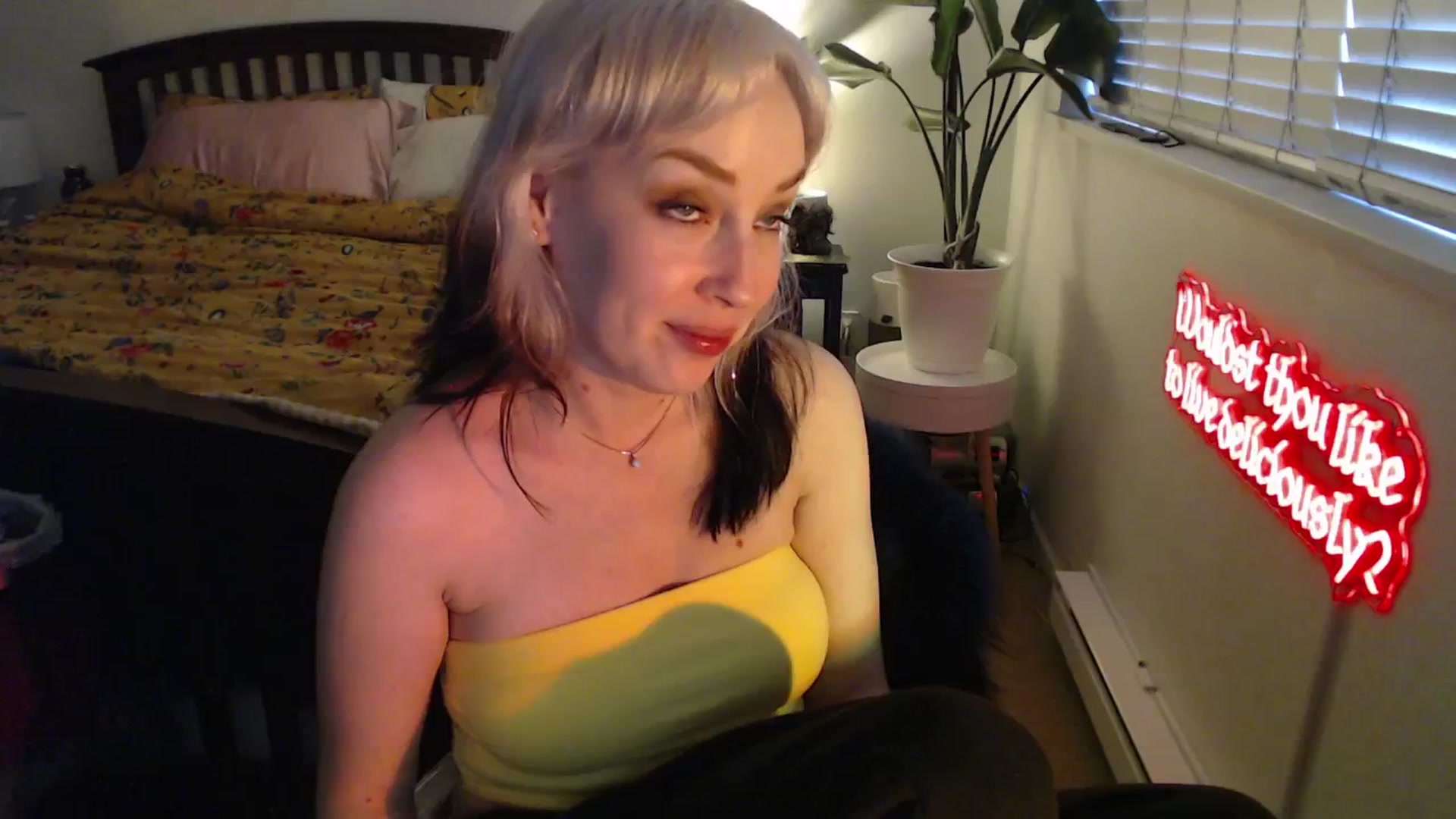 Gallery image thumbnail from NahlaHoney's myfreecams stream on, 04/17/2025, 05:05 image 8 of 20