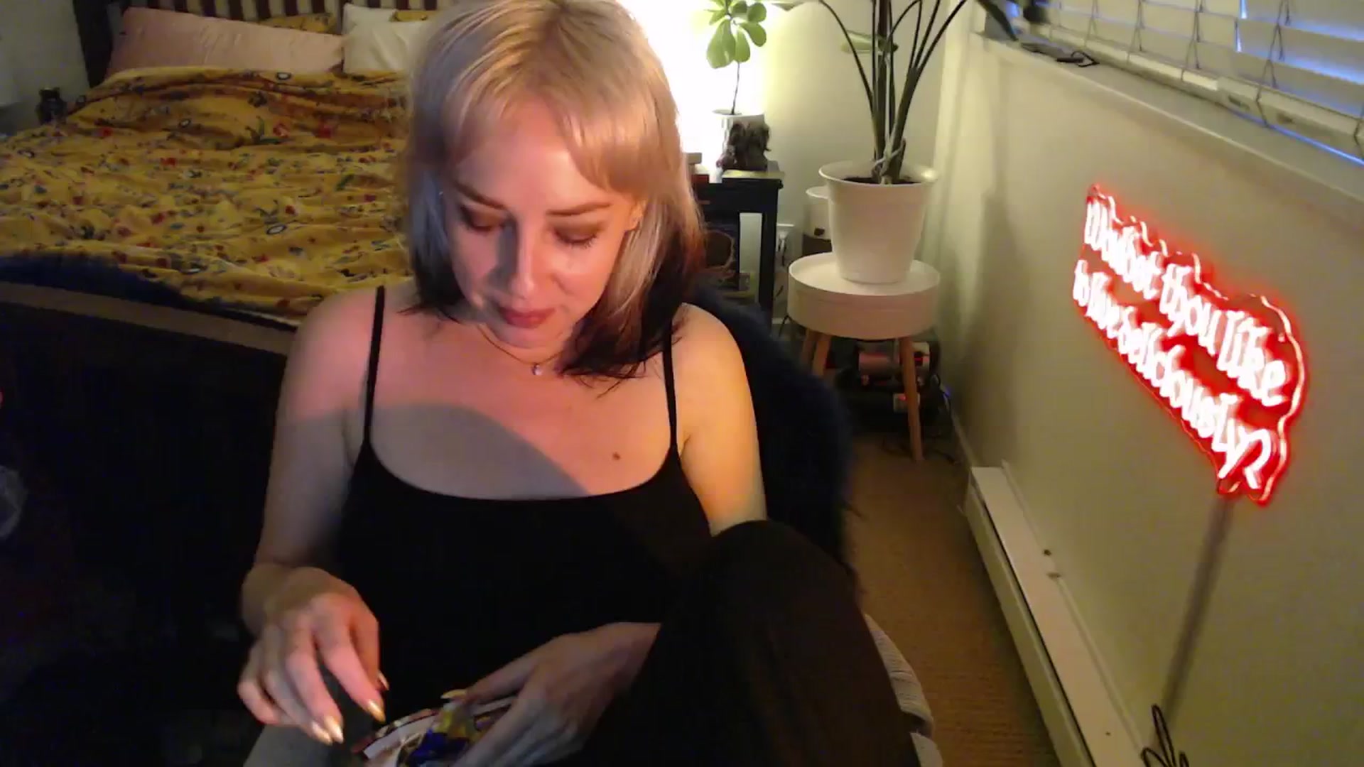 Gallery image thumbnail from NahlaHoney's myfreecams stream on, 04/23/2025, 04:08 image 10 of 20