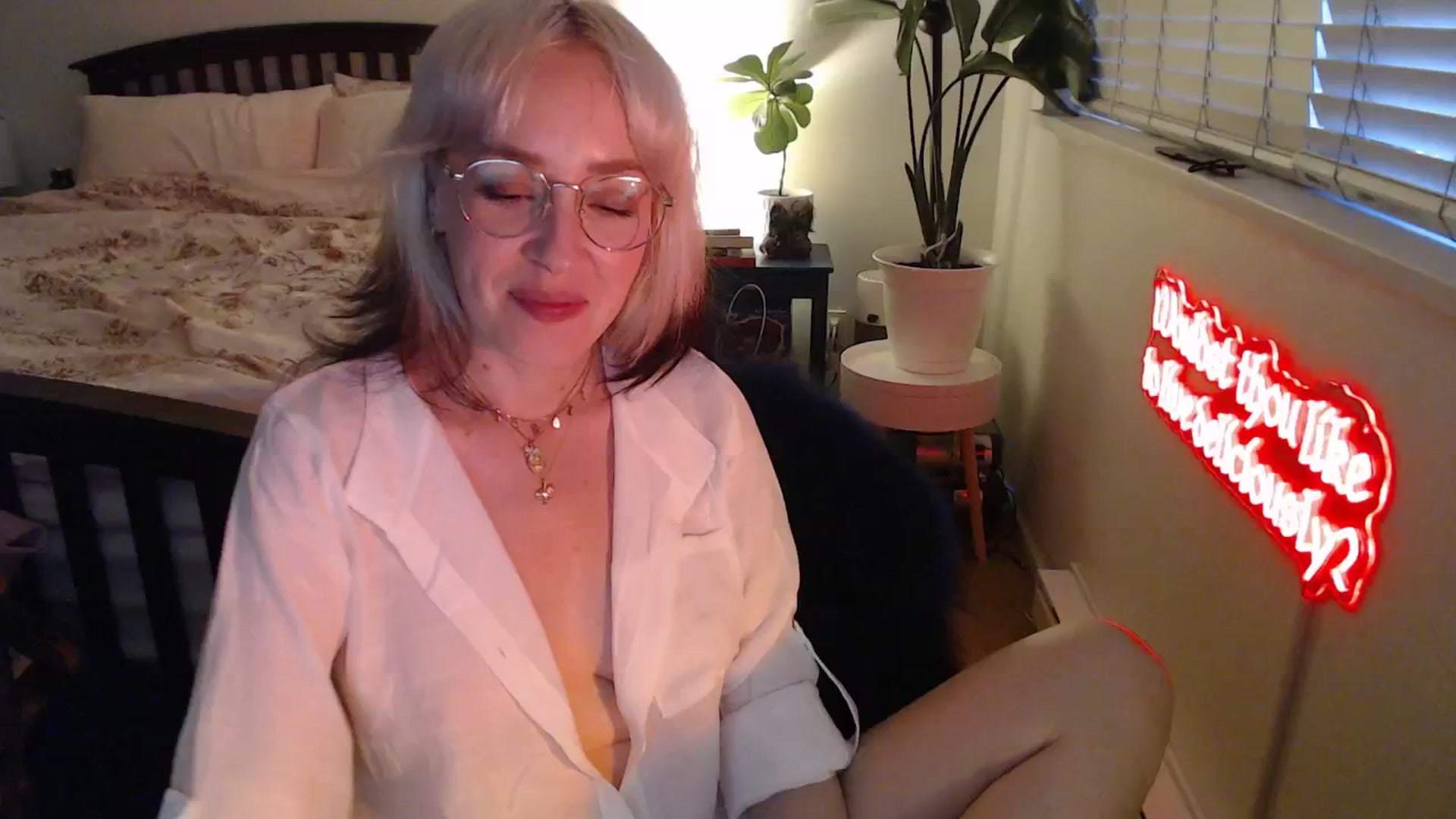 Gallery image thumbnail from NahlaHoney's myfreecams stream on, 06/02/2025, 04:53 image 17 of 20