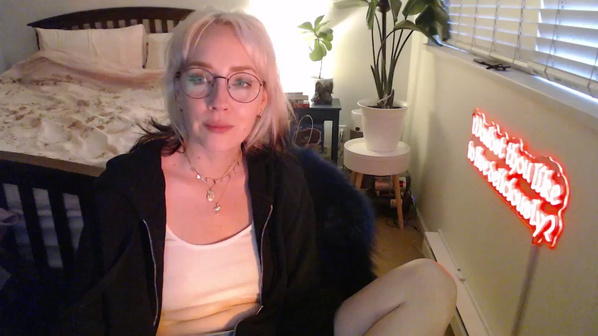 Gallery image thumbnail from NahlaHoney's myfreecams stream on, 06/06/2025, 04:35 image 15 of 20