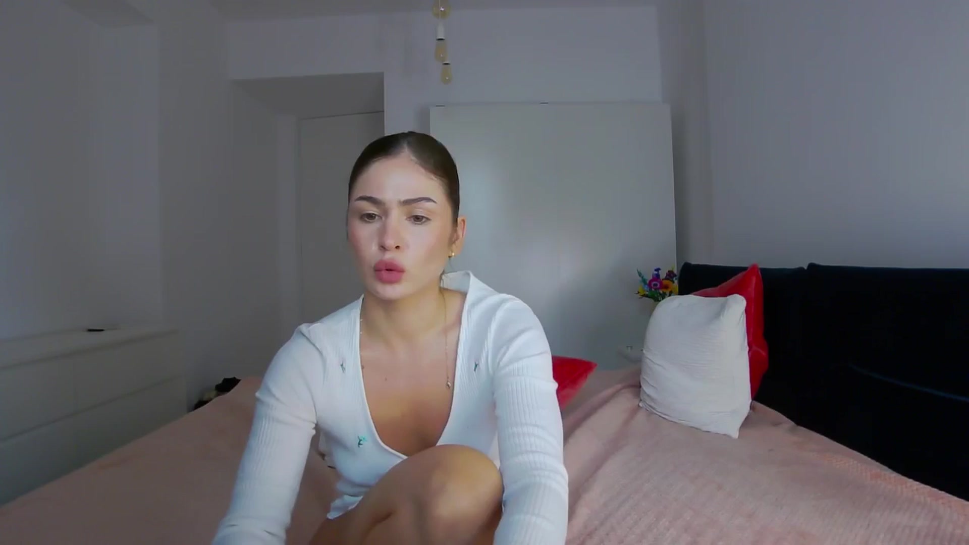 Gallery image thumbnail from NaiaaBee's myfreecams stream on, 10/03/2024, 15:12 image 13 of 20