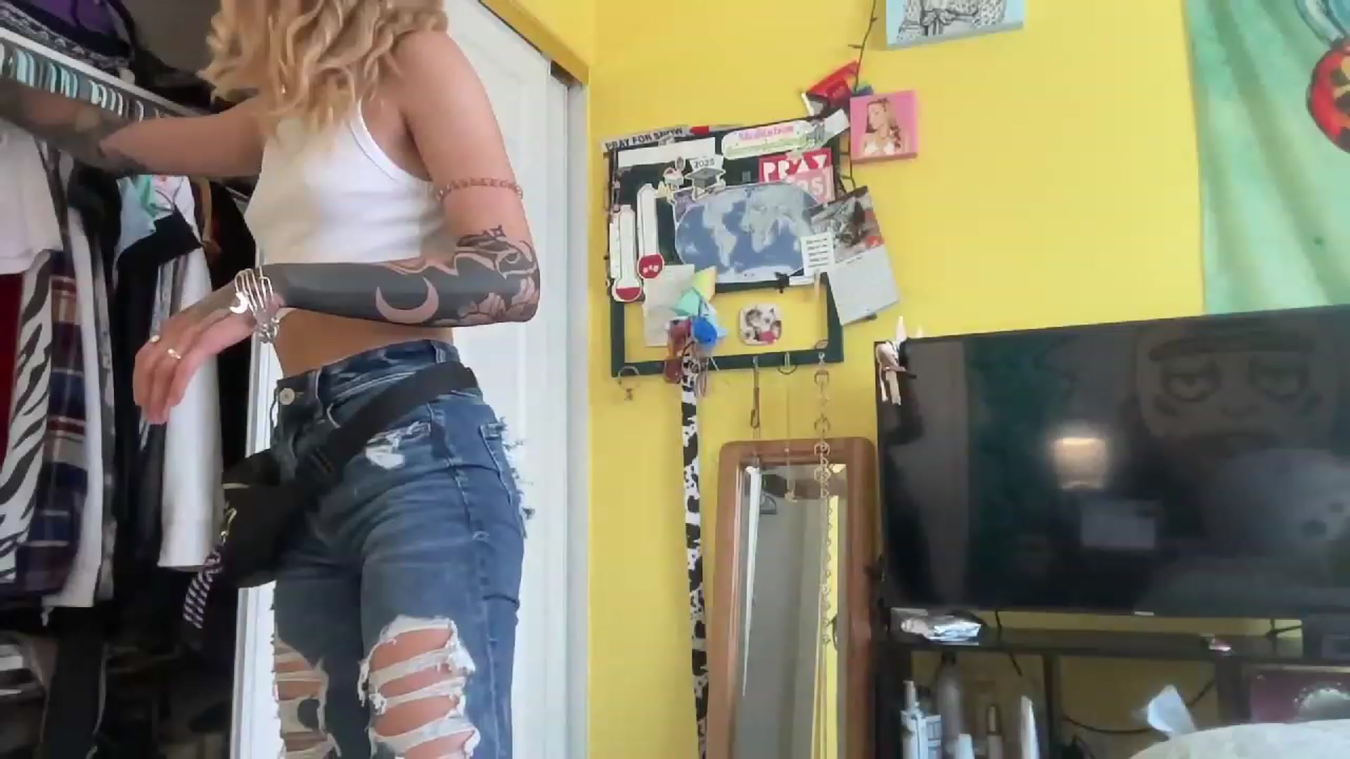 Gallery image thumbnail from NakedSwan's myfreecams stream on, 05/20/2023, 17:10 image 20 of 20