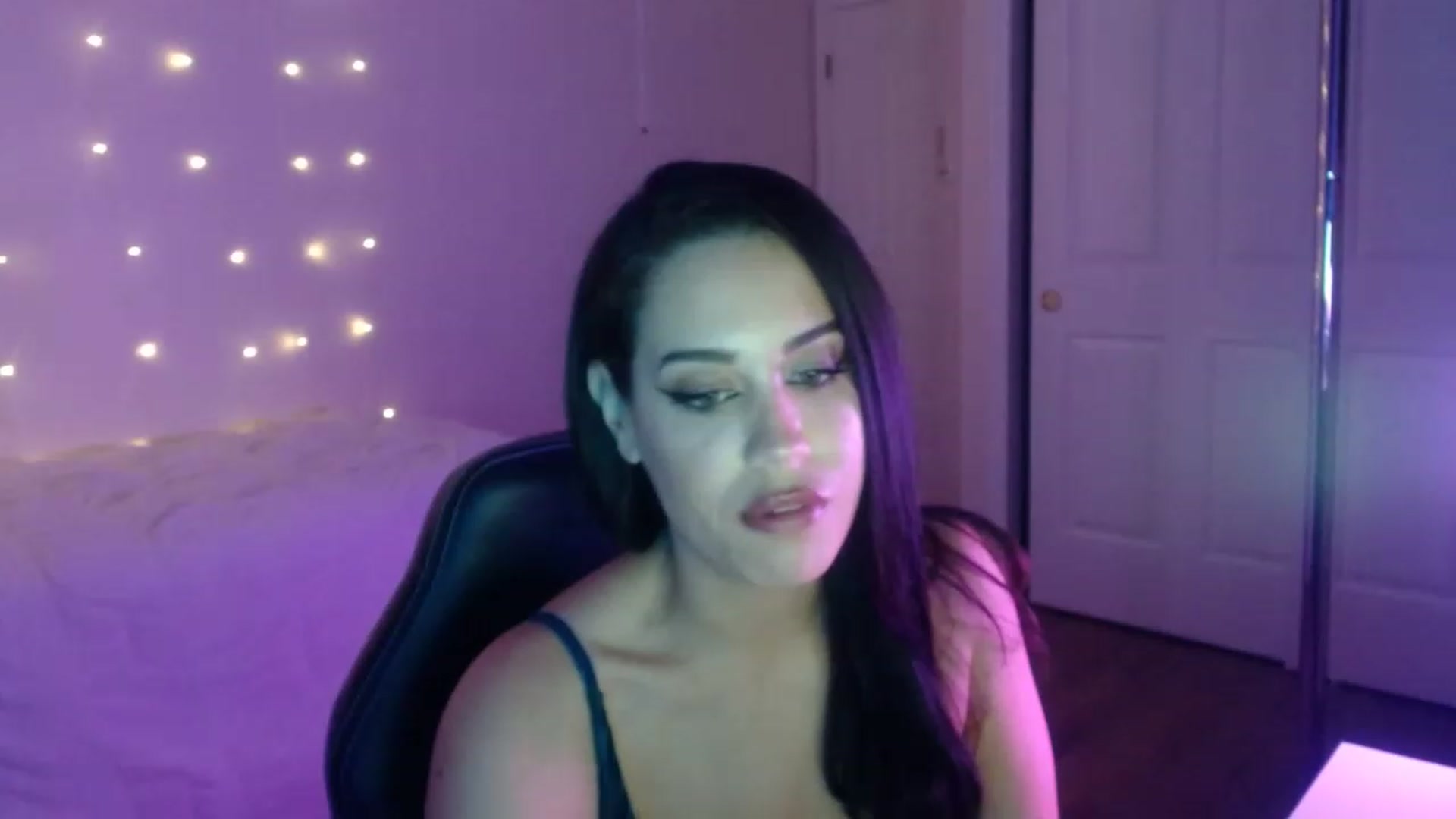 Gallery image thumbnail from NalaFalon's myfreecams stream on, 11/28/2022, 01:24 image 10 of 20