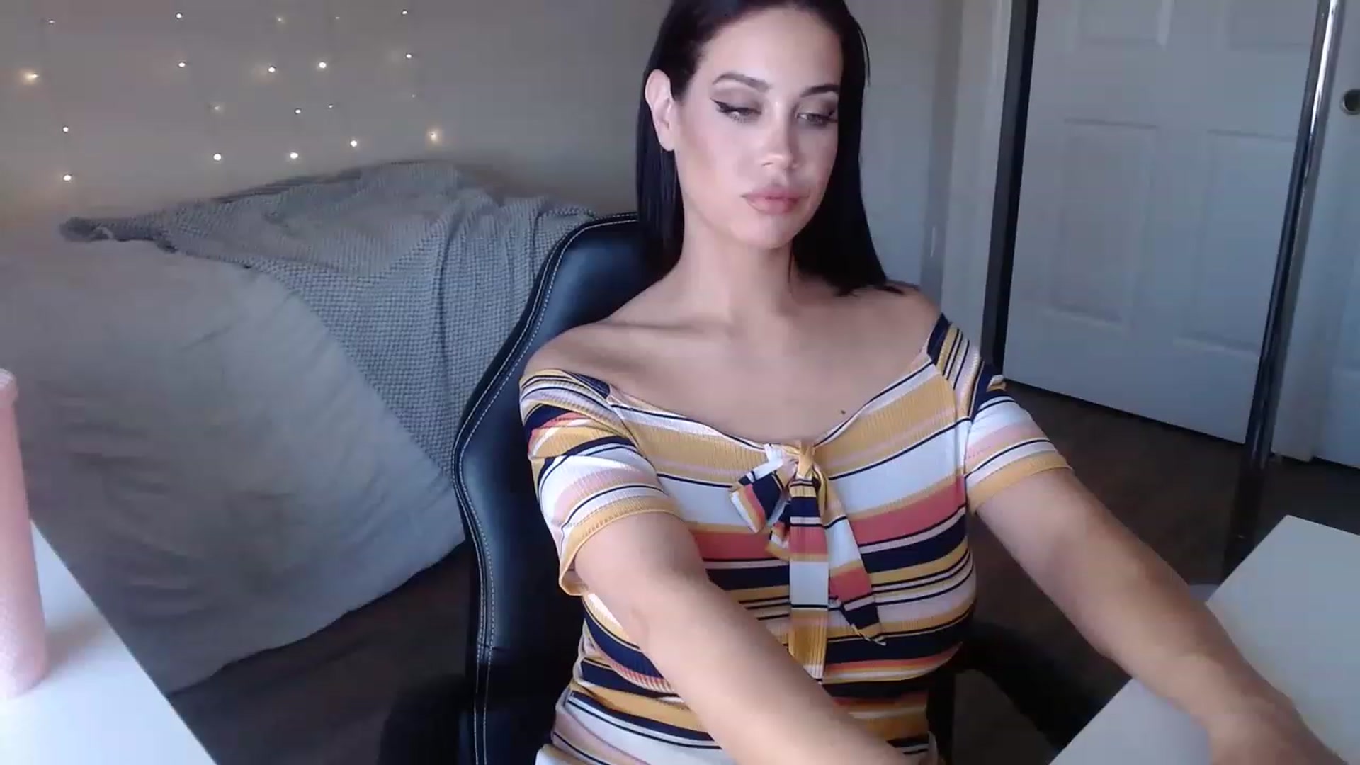 Gallery image thumbnail from NalaFalon's myfreecams stream on, 12/03/2022, 22:43 image 6 of 20