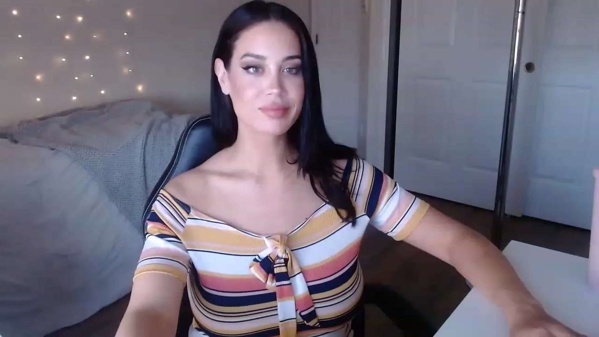 Gallery image thumbnail from NalaFalon's myfreecams stream on, 12/03/2022, 22:43 image 10 of 20