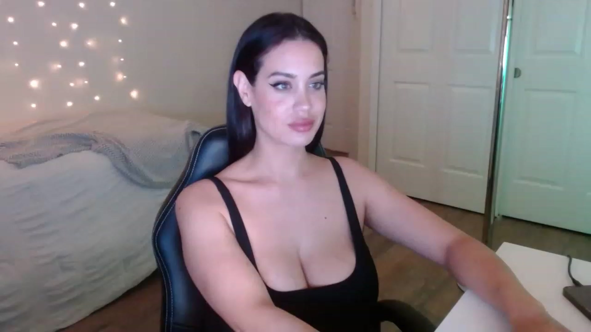 Gallery image thumbnail from NalaFalon's myfreecams stream on, 12/05/2022, 03:24 image 17 of 20