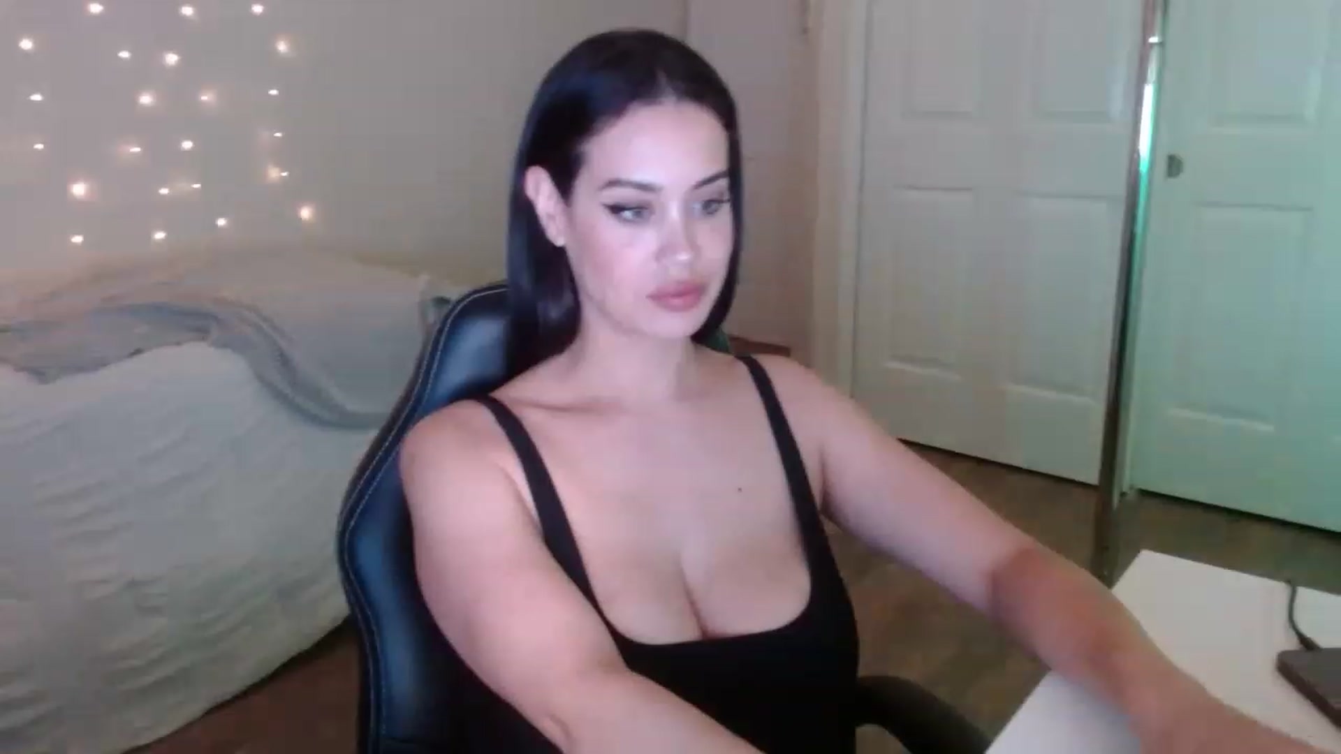 Gallery image thumbnail from NalaFalon's myfreecams stream on, 12/05/2022, 03:24 image 18 of 20