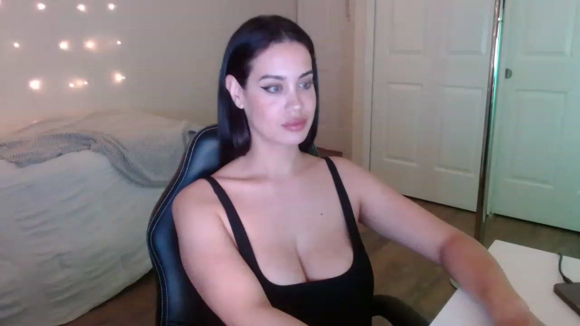 Gallery image thumbnail from NalaFalon's myfreecams stream on, 12/05/2022, 03:24 image 19 of 20