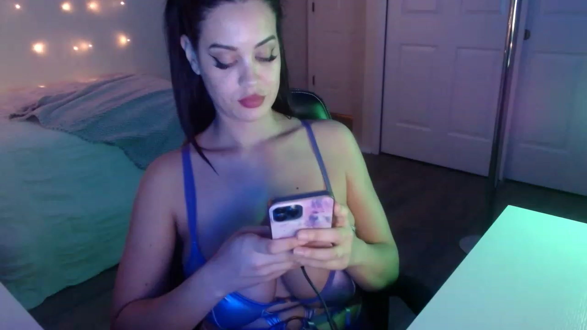 Gallery image thumbnail from NalaFalon's myfreecams stream on, 12/05/2022, 23:31 image 5 of 20