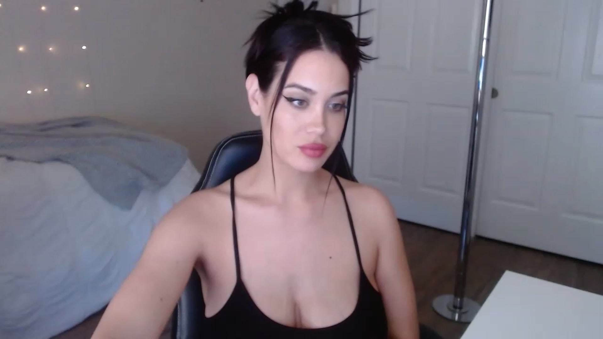 Gallery image thumbnail from NalaFalon's myfreecams stream on, 12/08/2022, 18:27 image 5 of 20