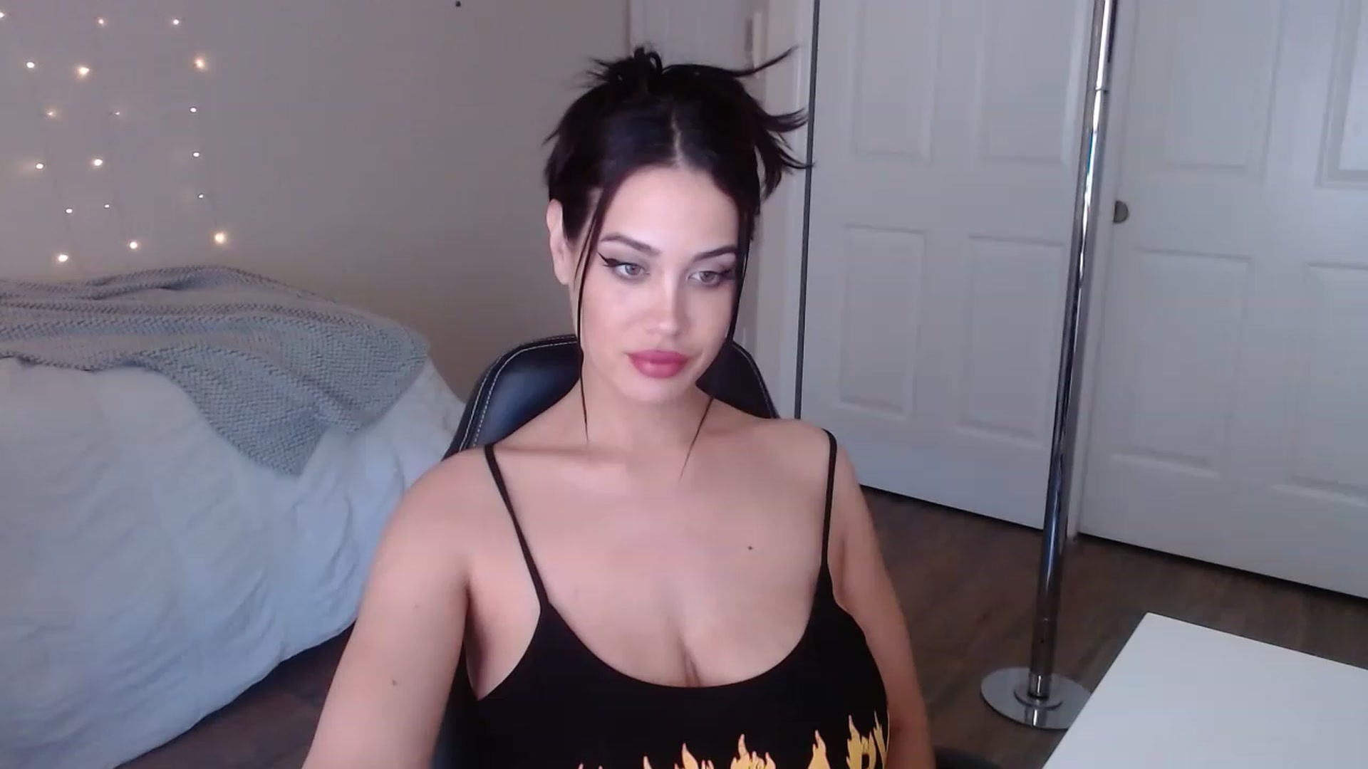 Gallery image thumbnail from NalaFalon's myfreecams stream on, 12/08/2022, 18:27 image 6 of 20