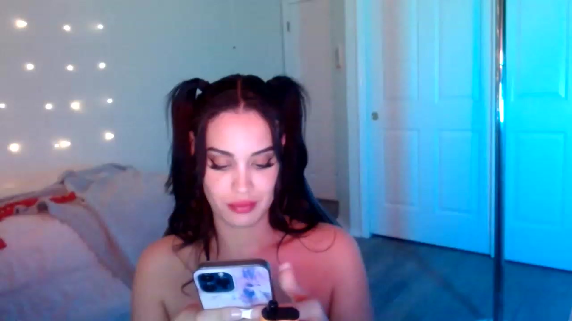 Gallery image thumbnail from NalaFalon's myfreecams stream on, 12/18/2022, 02:54 image 16 of 20