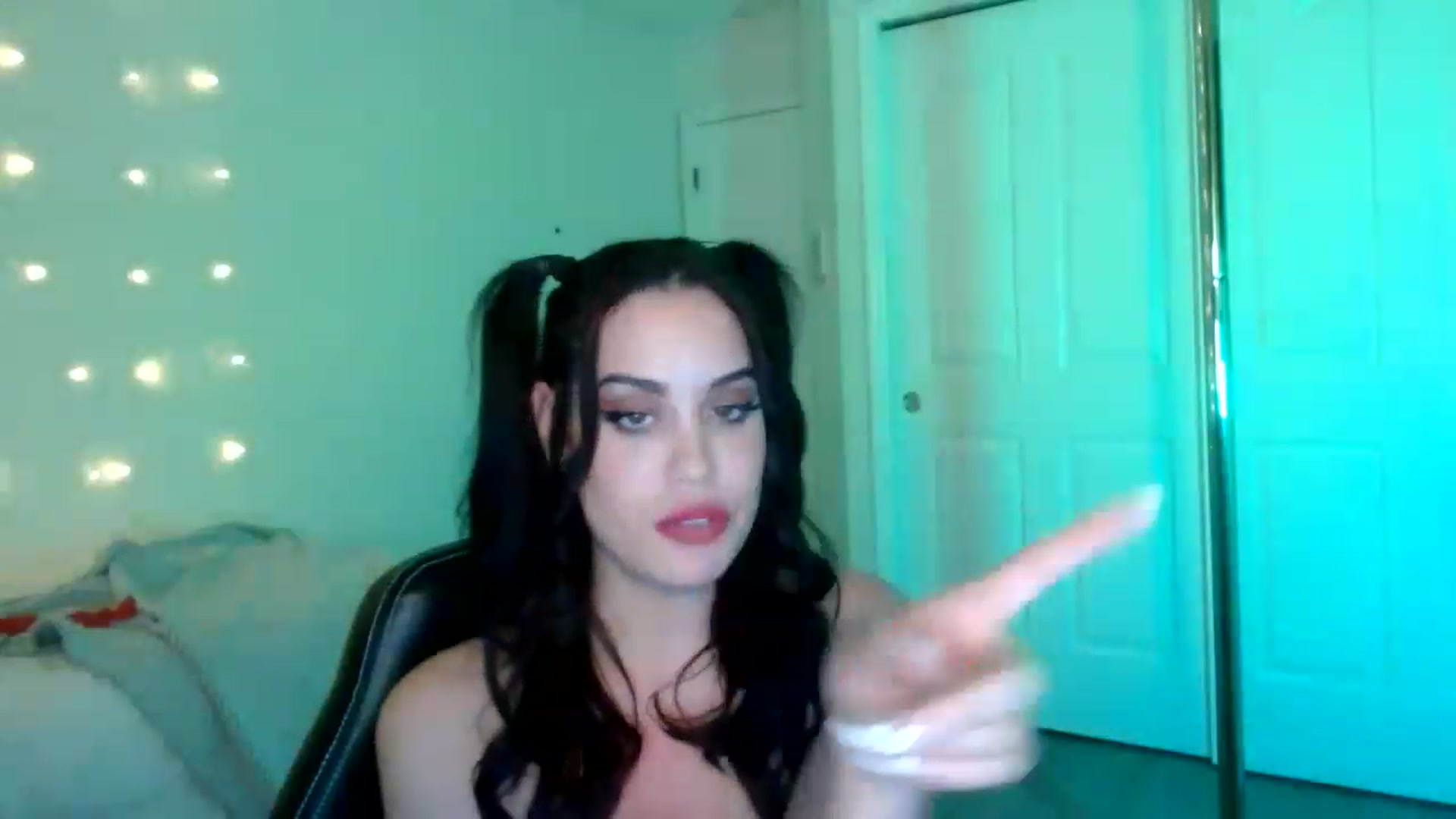 Gallery image thumbnail from NalaFalon's myfreecams stream on, 12/18/2022, 02:54 image 20 of 20