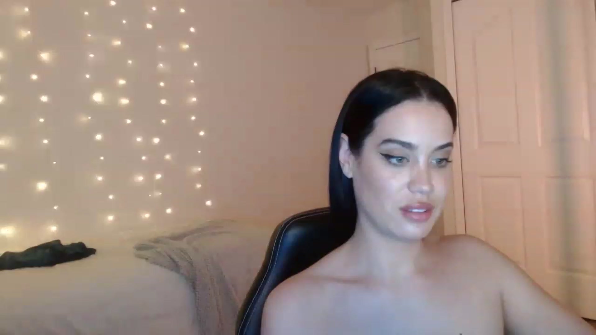 Gallery image thumbnail from NalaFalon's myfreecams stream on, 12/27/2022, 22:13 image 16 of 20