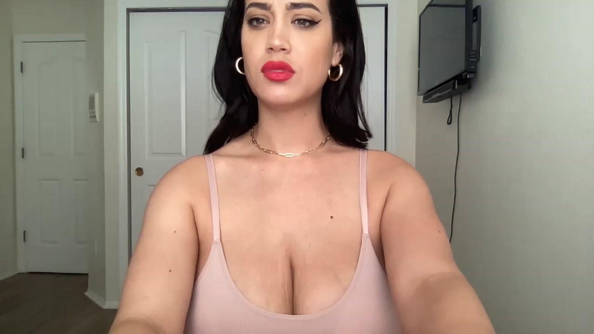 Gallery image thumbnail from NalaFalon's myfreecams stream on, 05/30/2023, 15:20 image 8 of 20