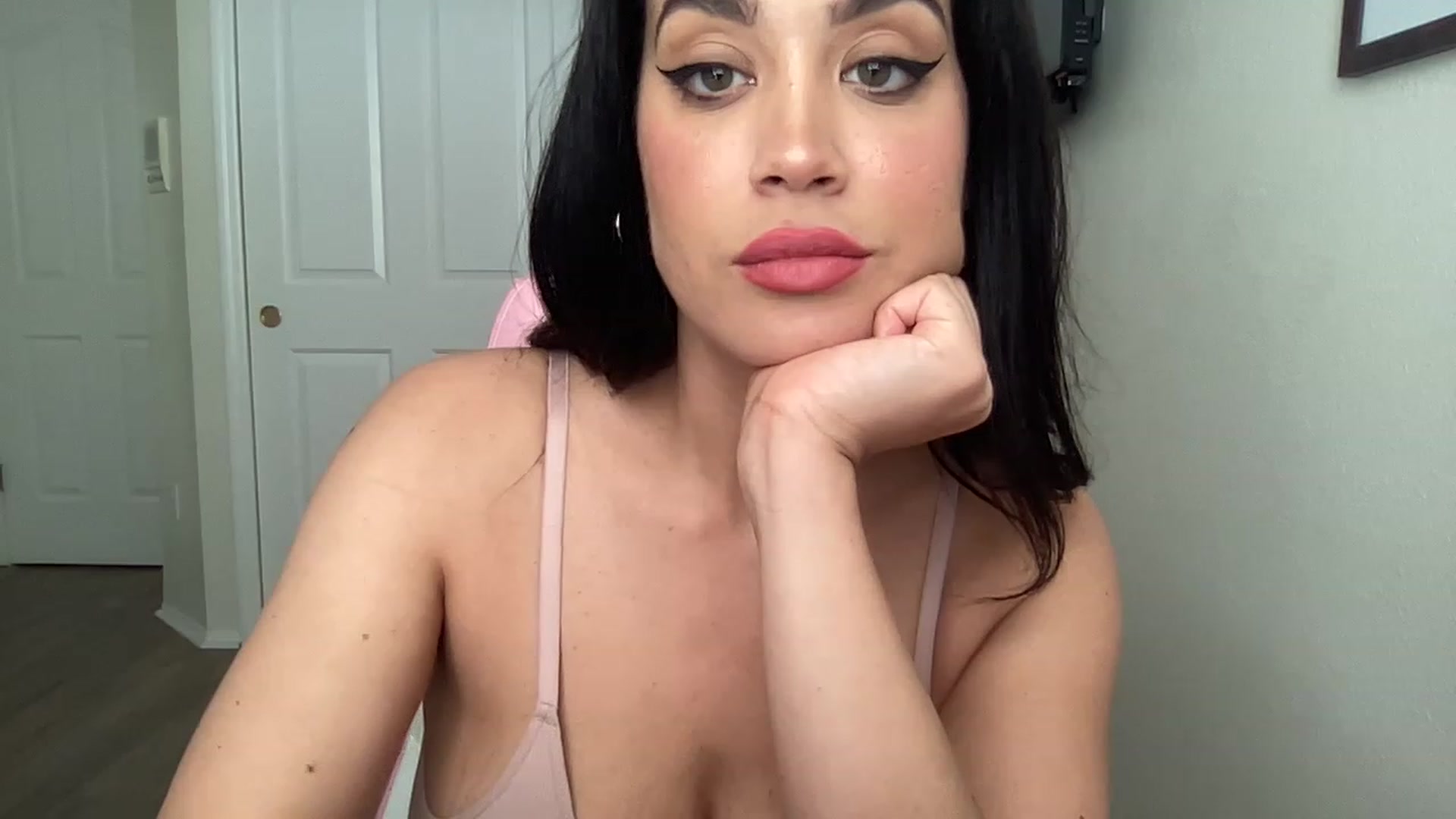 Gallery image thumbnail from NalaFalon's myfreecams stream on, 05/31/2023, 16:40 image 10 of 20
