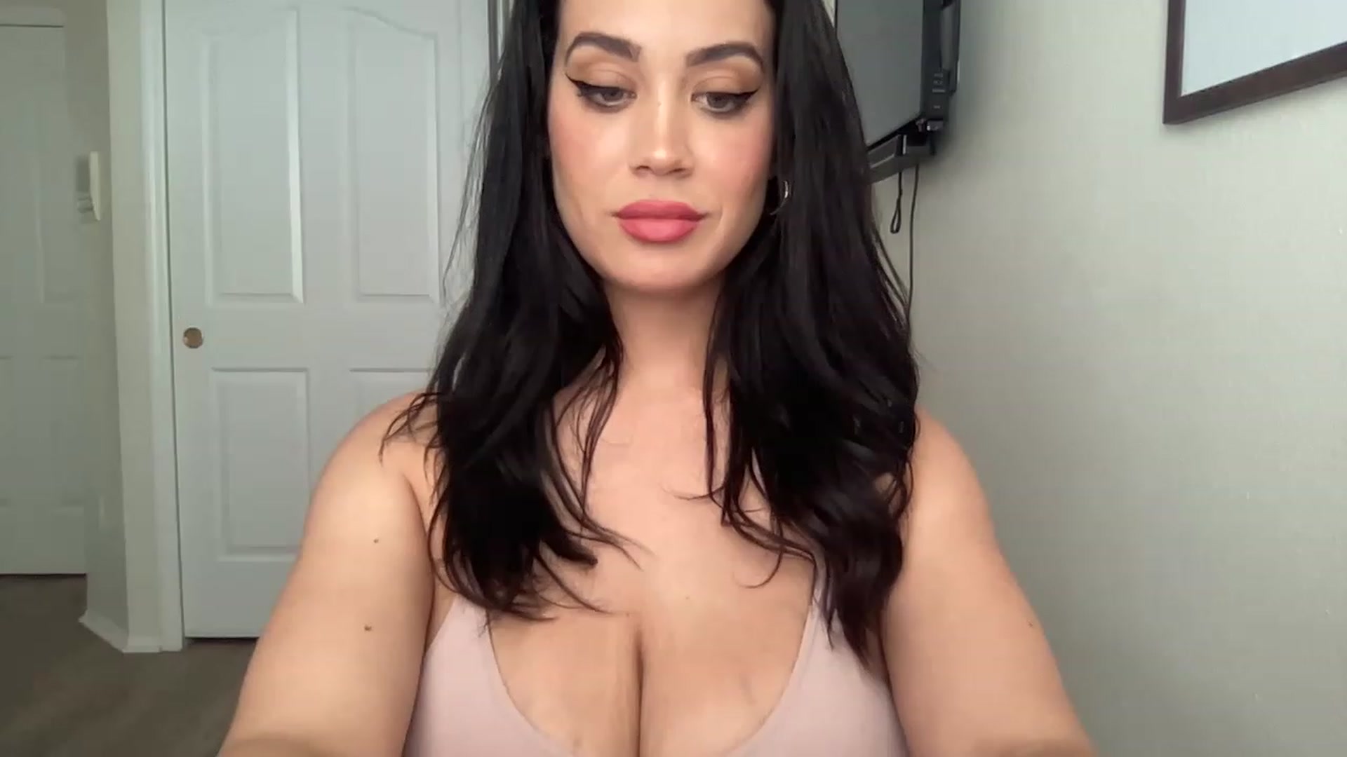 Gallery image thumbnail from NalaFalon's myfreecams stream on, 05/31/2023, 16:40 image 16 of 20