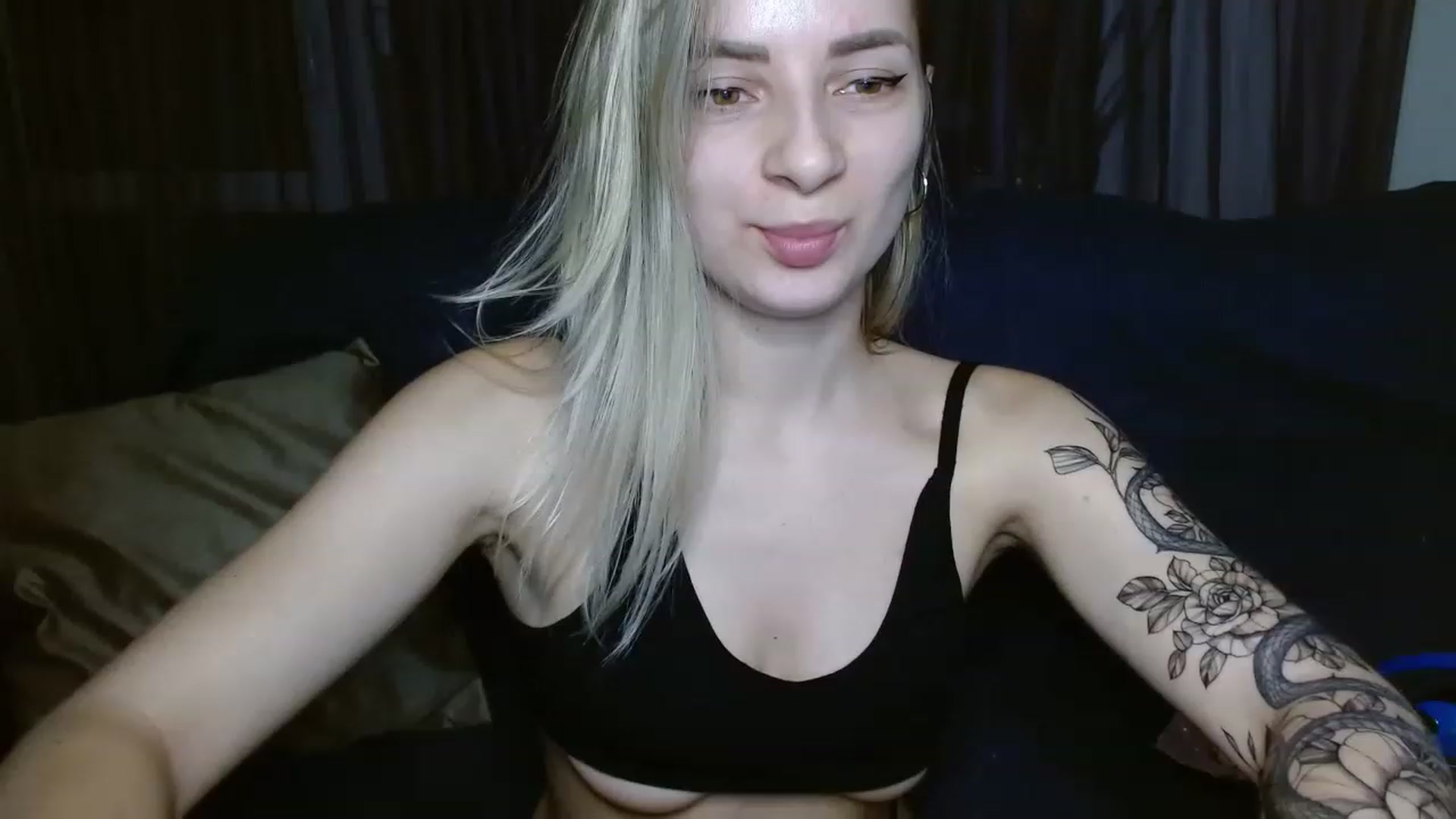 Gallery image thumbnail from NanaFox's myfreecams stream on, 12/16/2022, 18:57 image 7 of 20