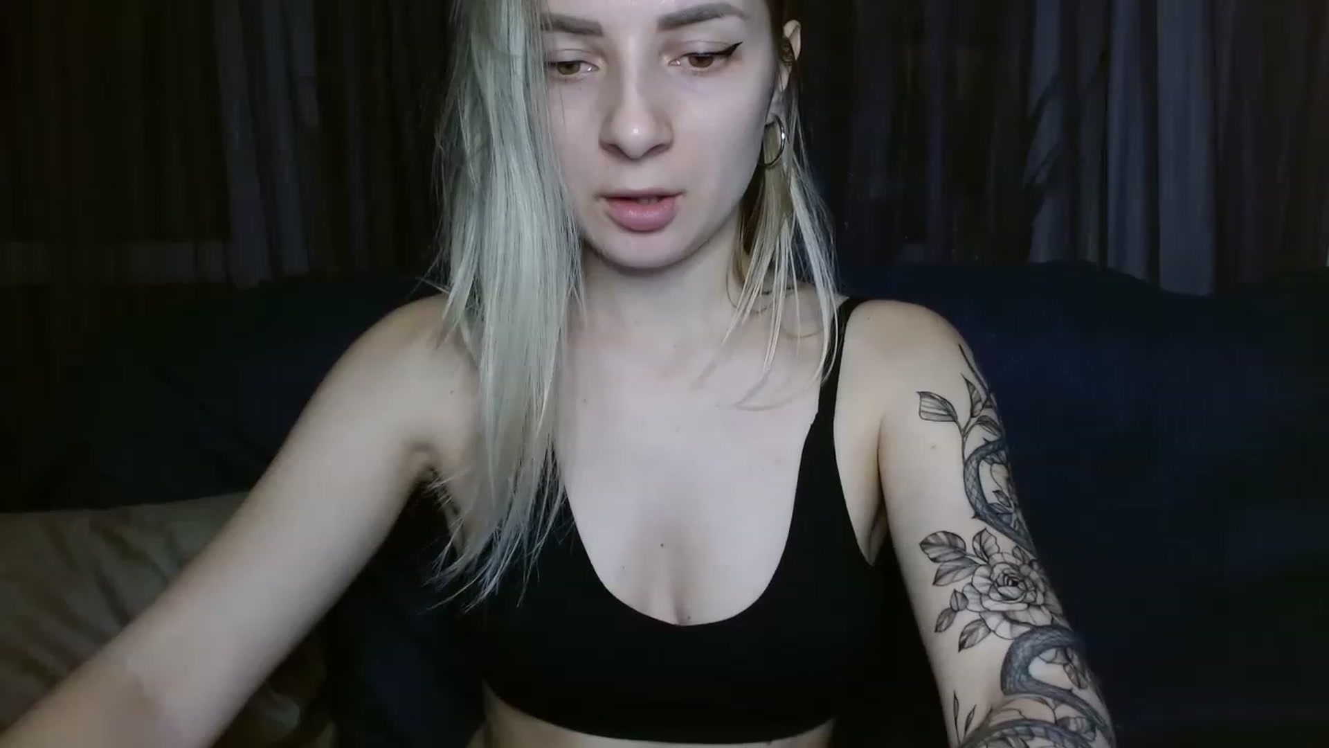 Gallery image thumbnail from NanaFox's myfreecams stream on, 12/16/2022, 18:57 image 16 of 20