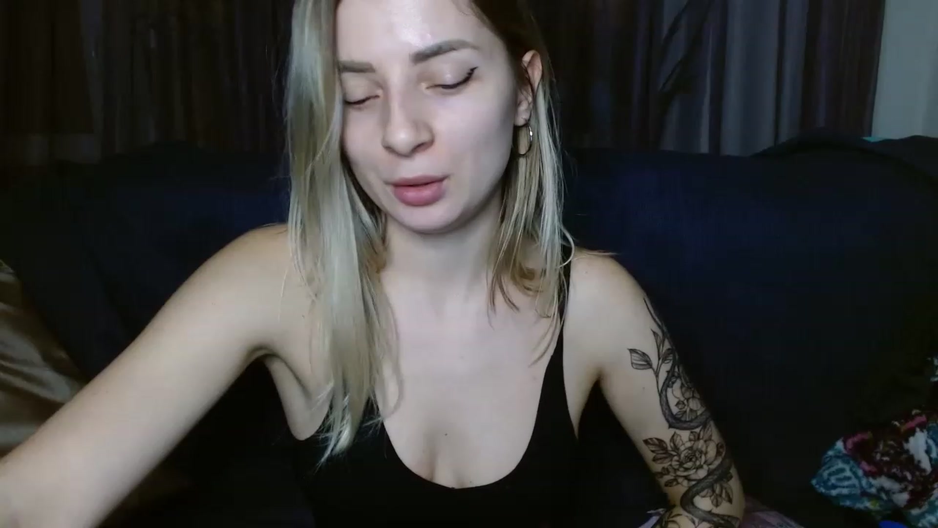 Gallery image thumbnail from NanaFox's myfreecams stream on, 12/16/2022, 21:14 image 19 of 20
