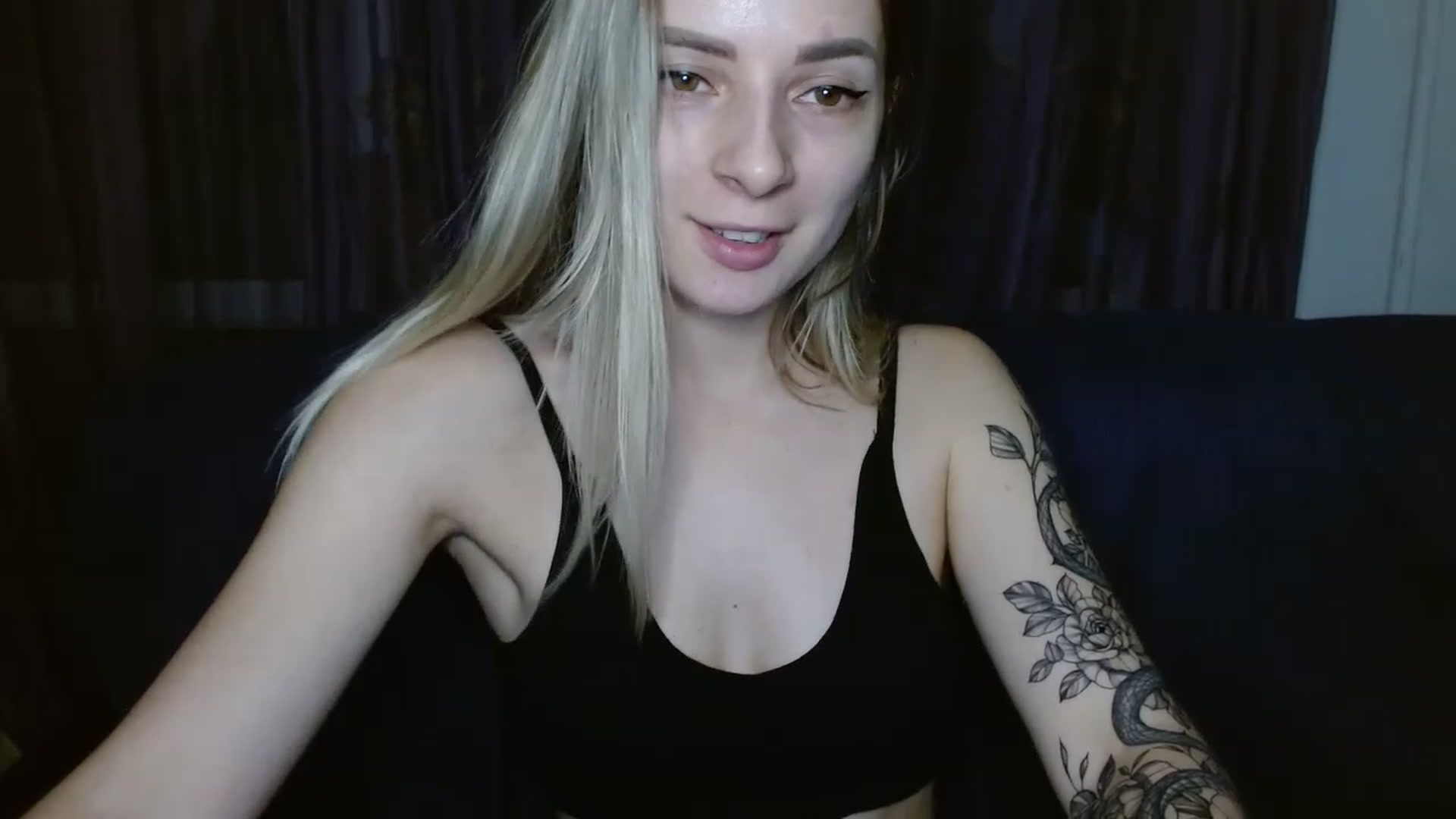 Gallery image thumbnail from NanaFox's myfreecams stream on, 12/18/2022, 16:07 image 11 of 20